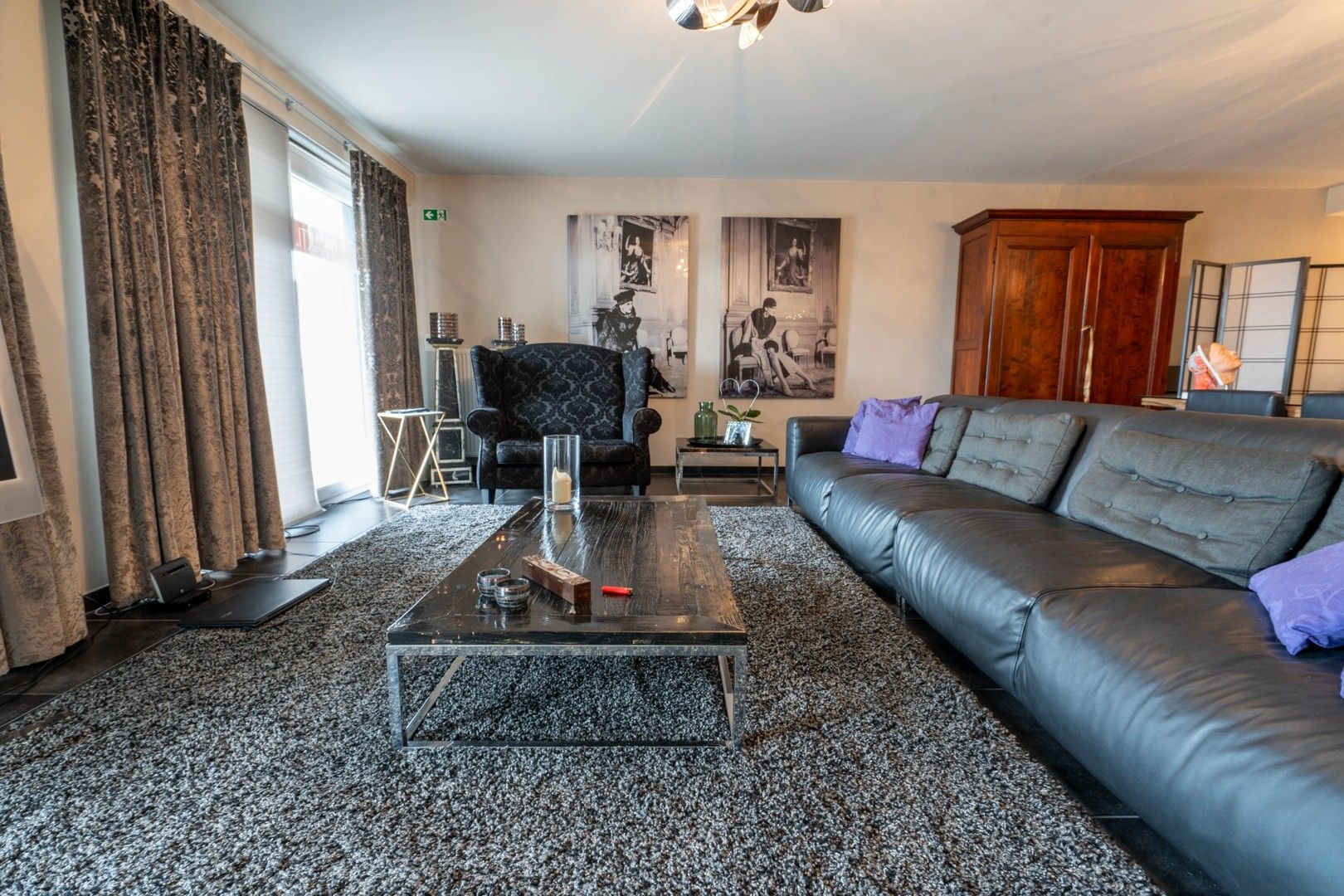 Heel ruim en smaakvol gemeubeld appartement met 3 slaapkamers en tuin foto {{pictureIndex}}