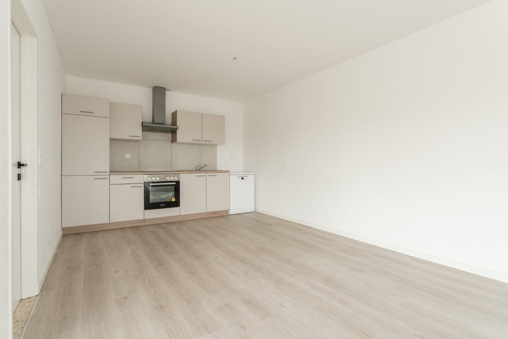 Volledig gerenoveerd 3 slaapkamer appartement in Neerpelt centrum. foto 3