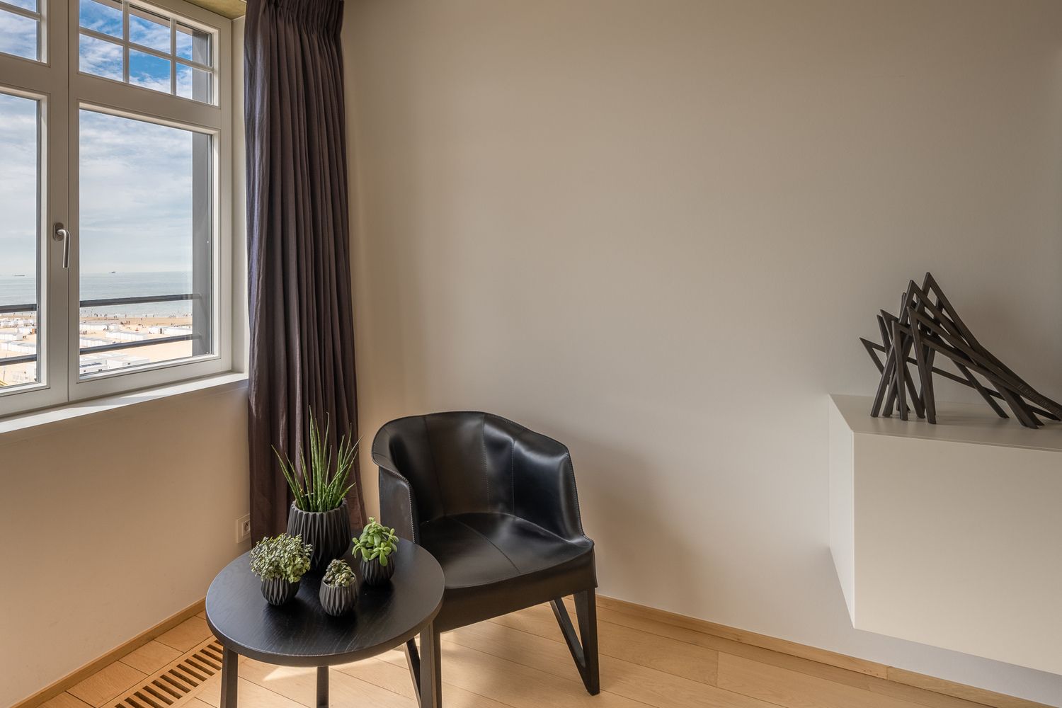 Instapklaar appartement (gevelbreedte van 8,6m!) met 3 slaapkamers op het exclusieve Albertplein te Albertplein Knokke-Zoute. foto 5