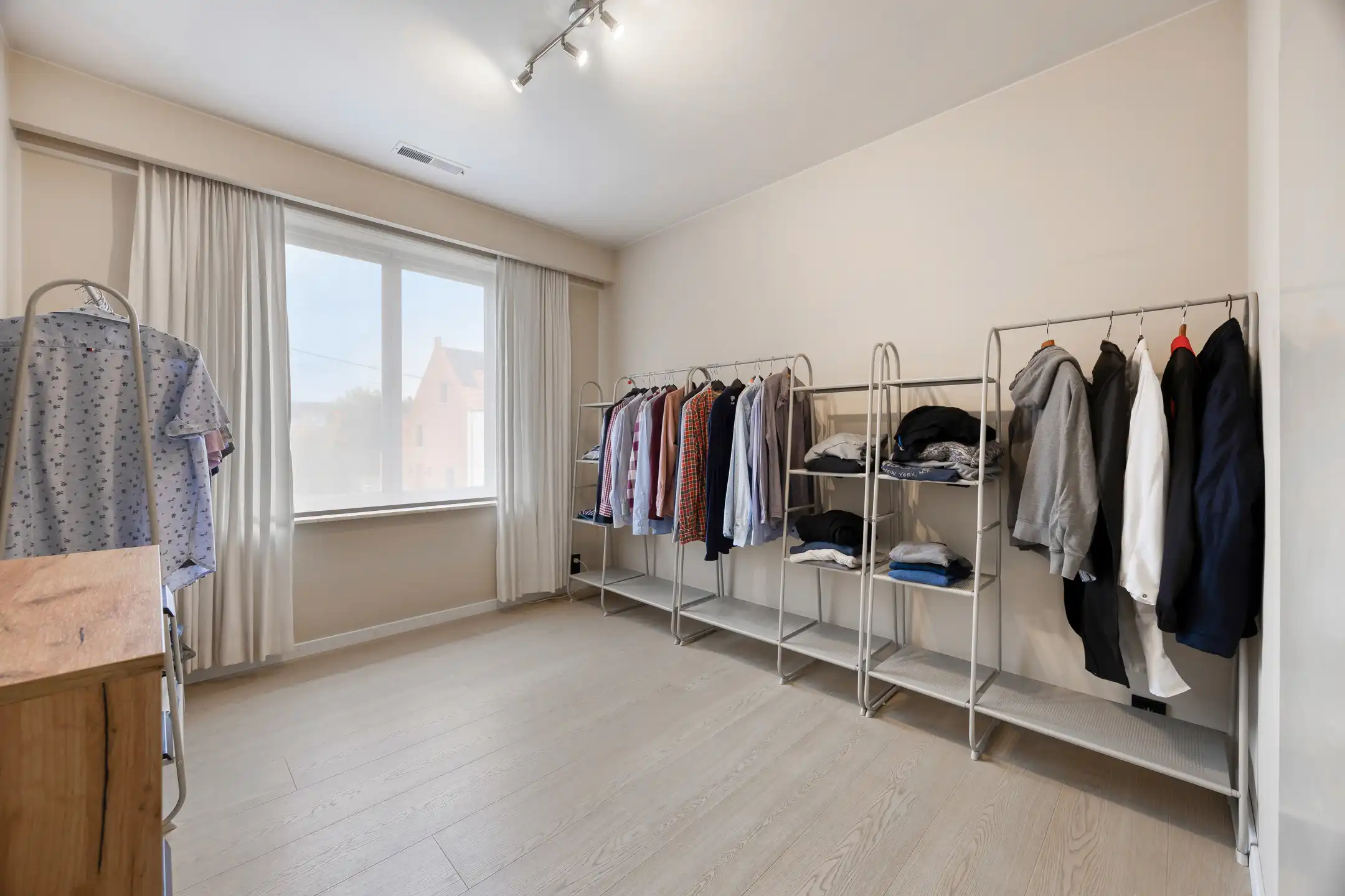 Karaktervolle en ruime vrijstaande woning met prachtige tuin foto 12