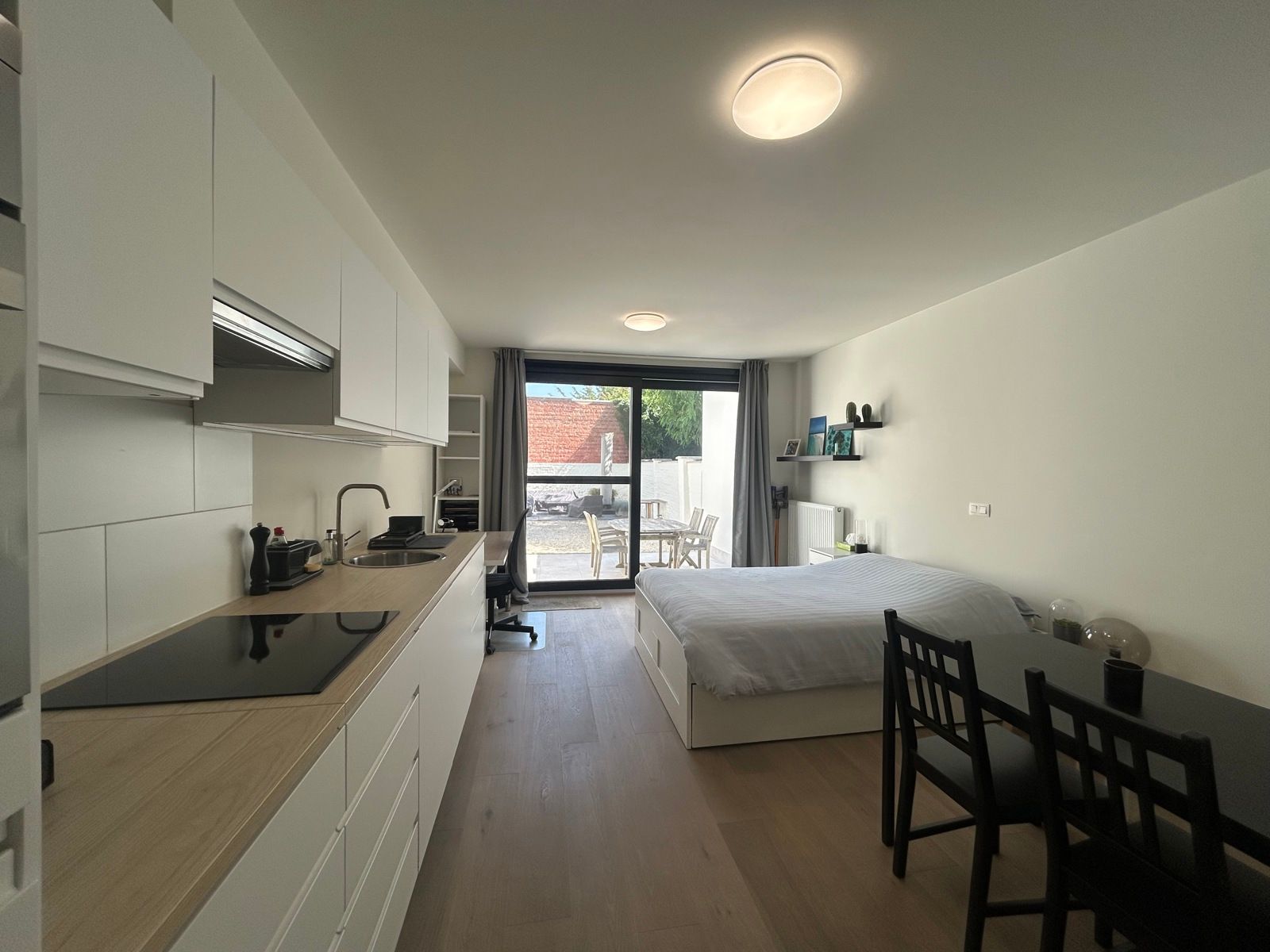 Prachtig bemeubelde studio met terras/ tuin foto 2
