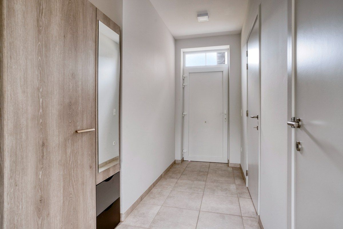 Recente halfopen woning met 4 slaapkamers en garage! foto 3