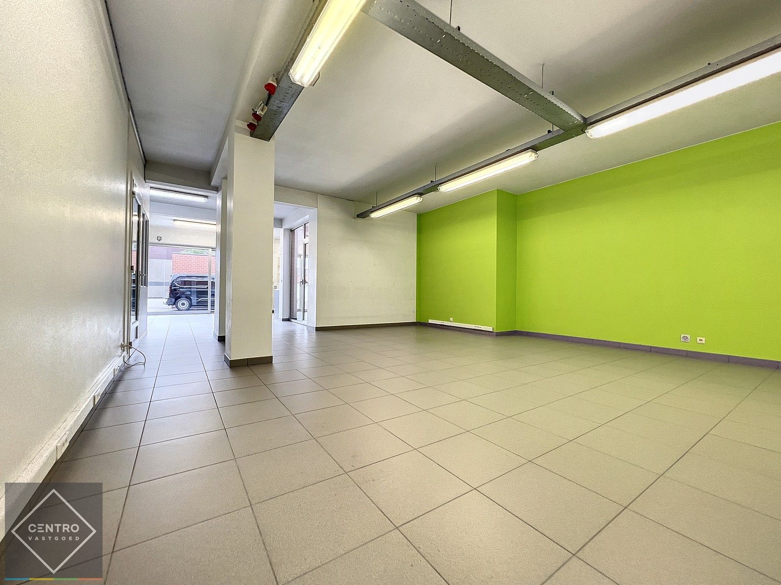 Handelspand  (winkel/kantoor) van 177m² mét patio TE HUUR in centrum Roeselare ! foto 8