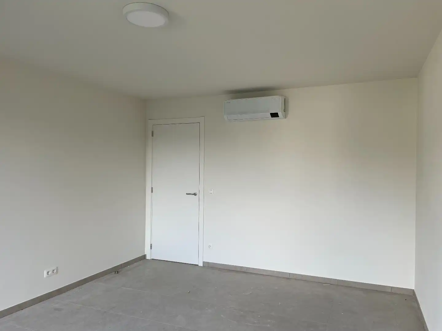 Zeer ruime moderne halfopen nieuwbouwwoning met tuin/terras en garage foto 25