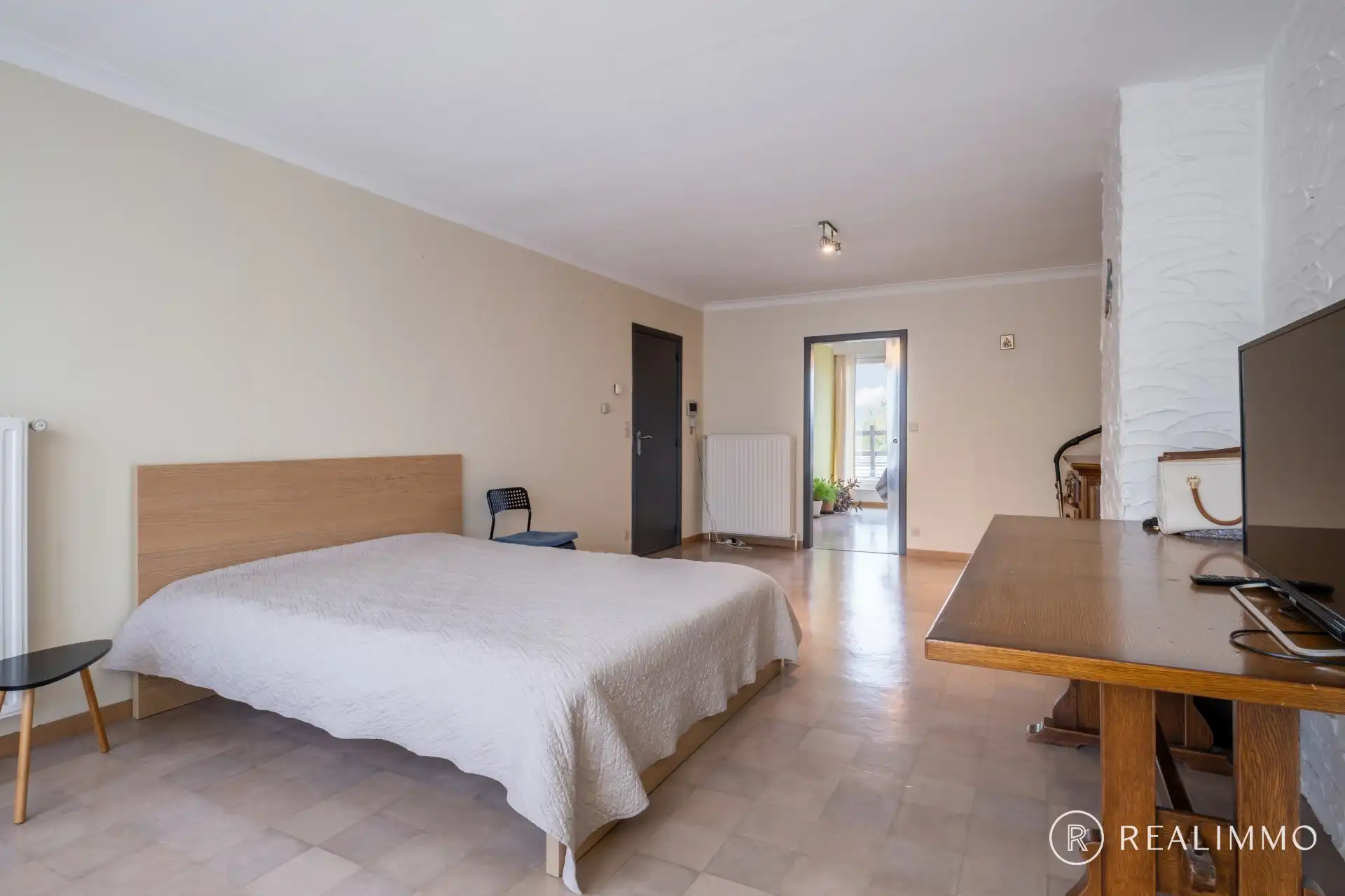 2 instapklare verhuurde appartementen met 2 slaapkamers en autostaanplaats foto 2