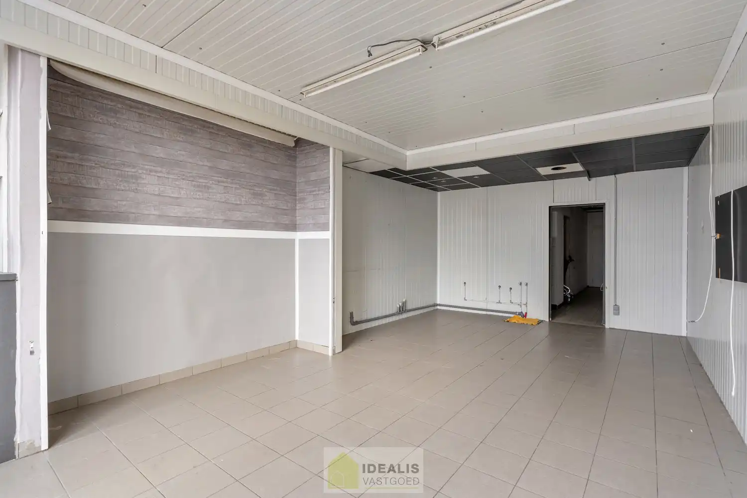 IDEALIS VASTGOED -  INVESTERINGSEIGENDOM BESTAANDE UIT 2 GELIJKVLOERSE HANDELSPANDEN EN 5 BOVENLIGGENDE APPARTEMENTEN IN HET CENTRUM VAN PELT! – te renoveren investeringseigendom op een toplocatie in Pelt (Neerpelt). Gelijkvloers 2 handelspanden, op de 1ste verdieping een 3 slpk.-appartement, 2de verdieping een 3 slpk.-appartement en een 1 slpk.-appartement en op de 3de verdieping een 3 slpk.-appartement en een 1 slpk.-appartement. Geschikt voor zij die zoeken naar een interessante investering in het centrum van Pelt. foto 7