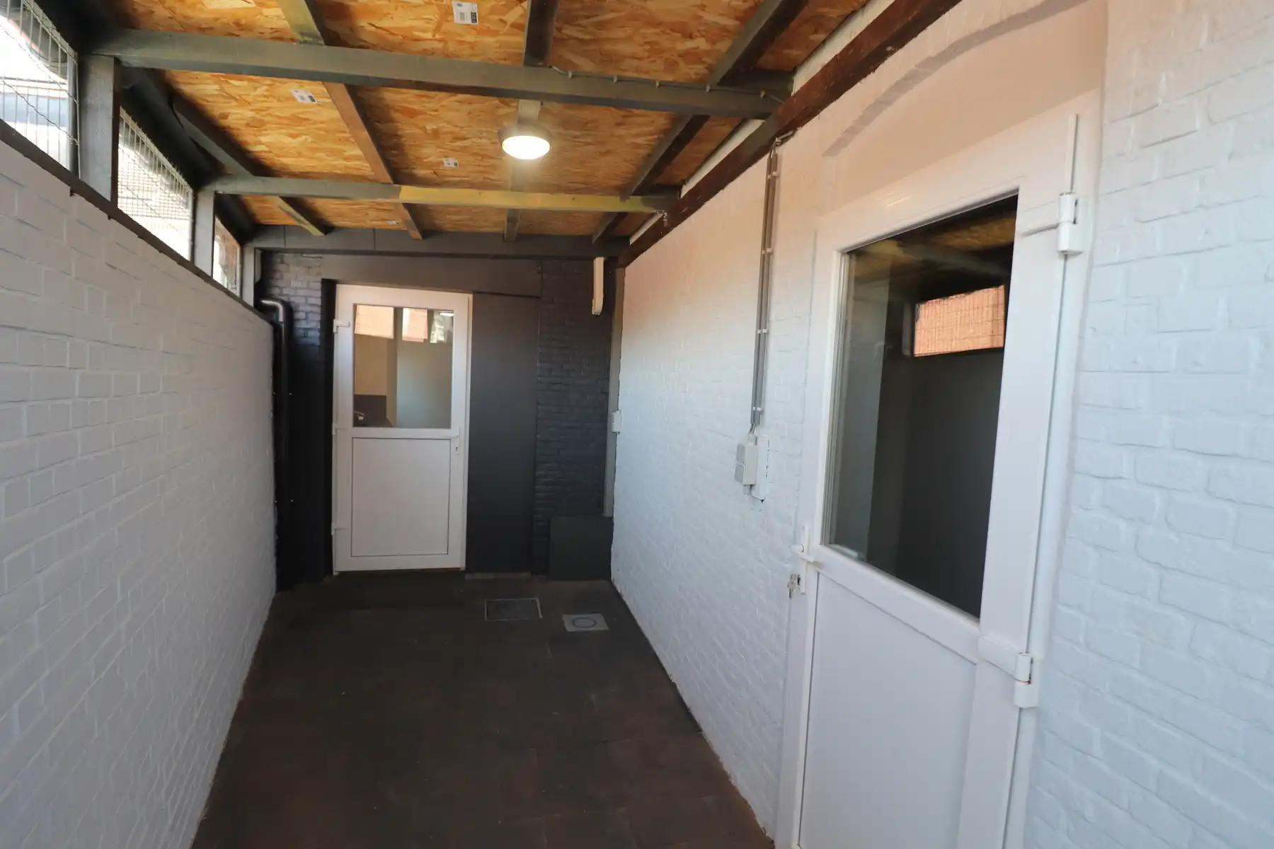 Volledig gerenoveerde woning met stadskoer op een hoekperceel. foto 9