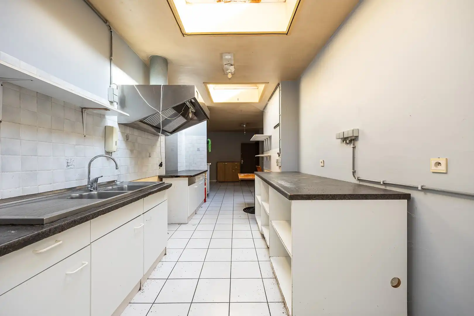 Handelshuis op unieke ligging in Belsele foto 8
