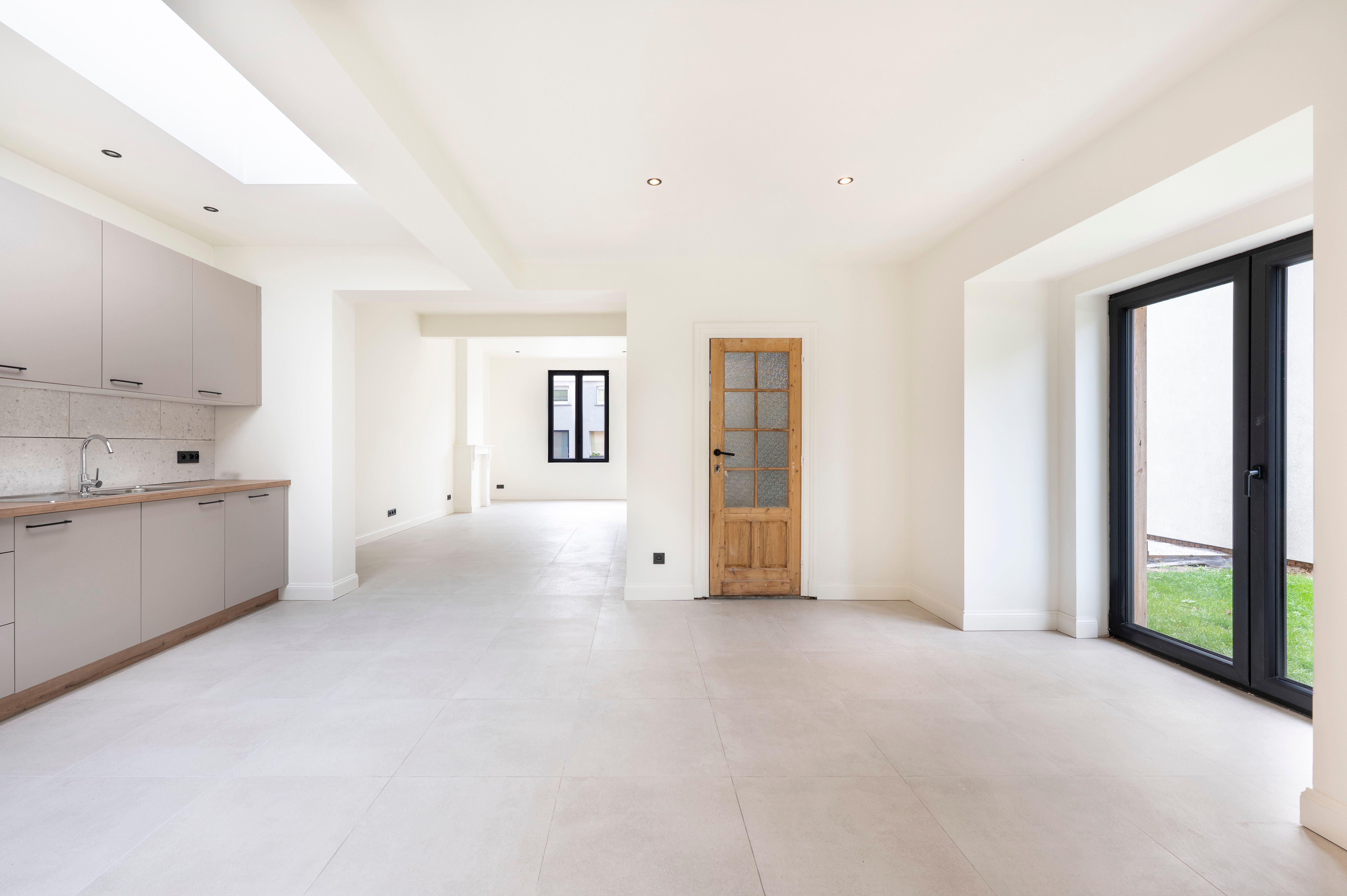 Volledig gerenoveerde gezinswoning met tuin en 3 slaapkamers in Ekeren te huur! foto 2