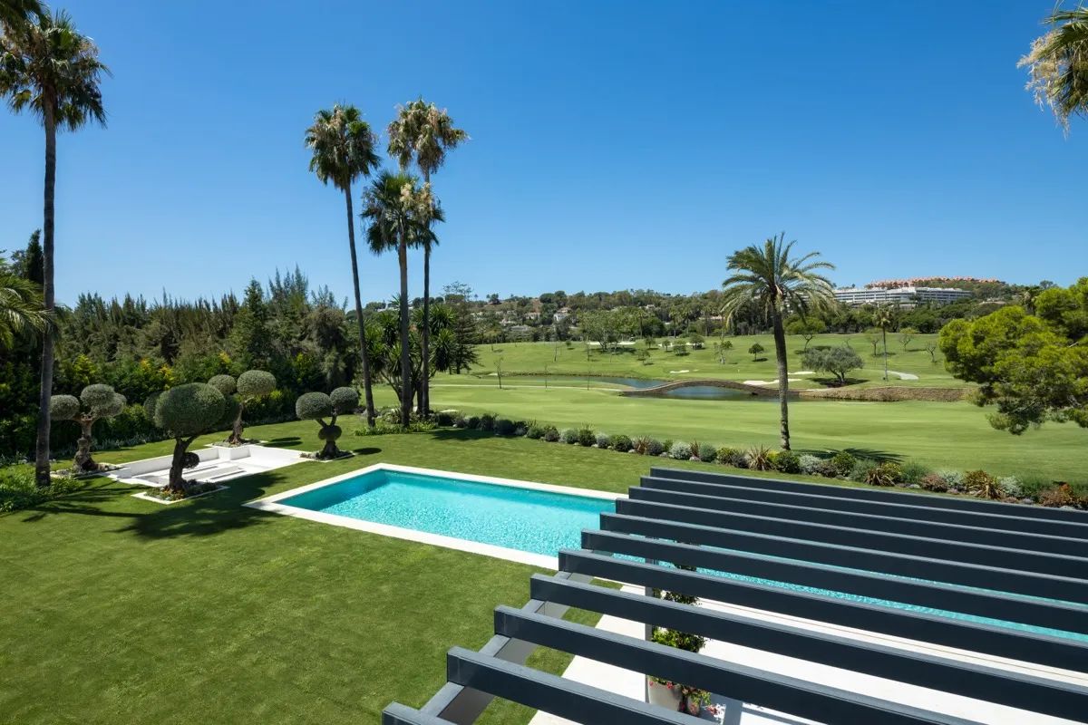 Leven aan de top: exclusieve frontline golfvilla met adembenemend uitzicht en ultieme luxe in Nueva Andalucía foto 19