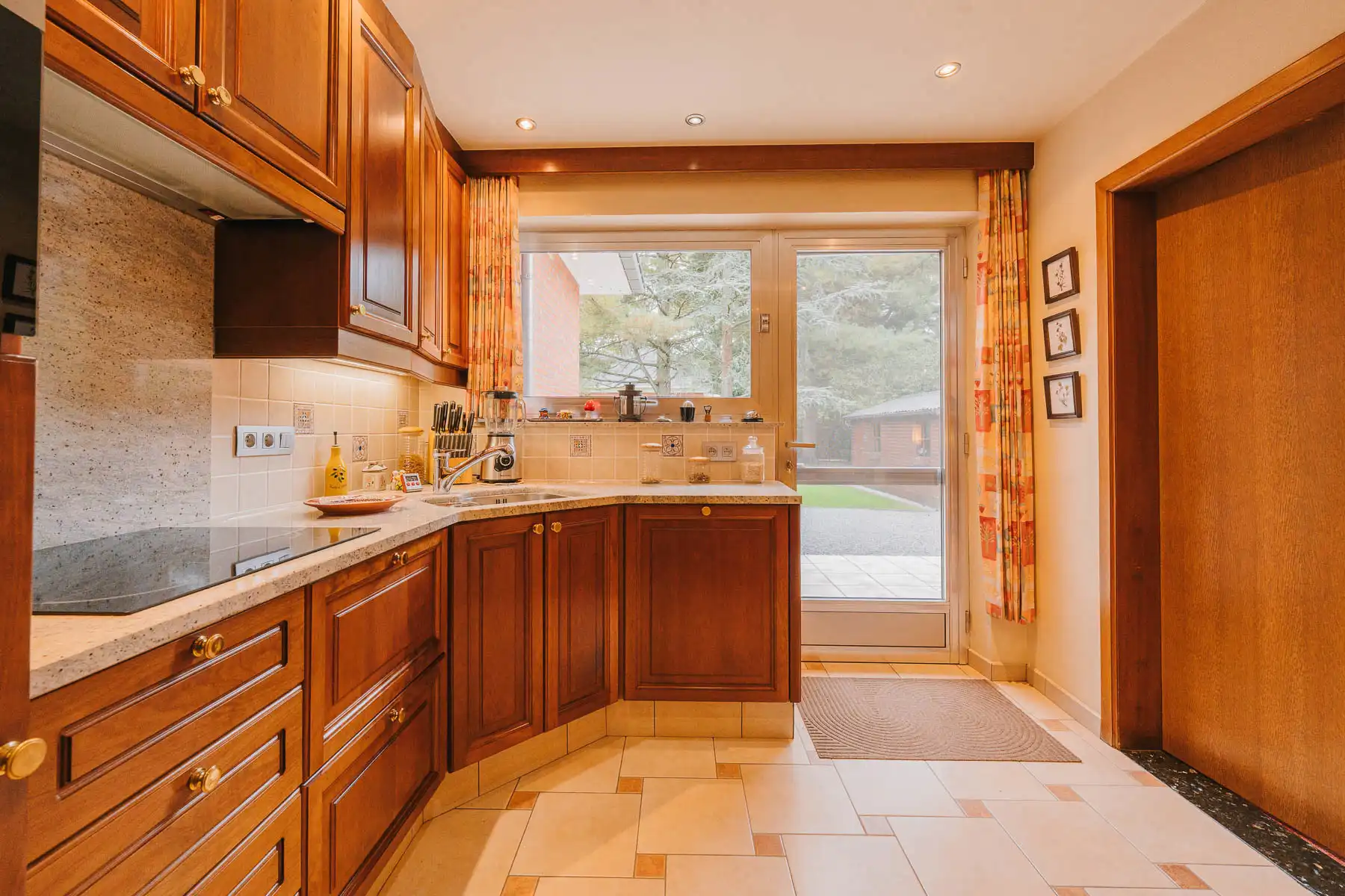 Rustig gelegen sfeervolle bungalow op een groen perceel foto 11