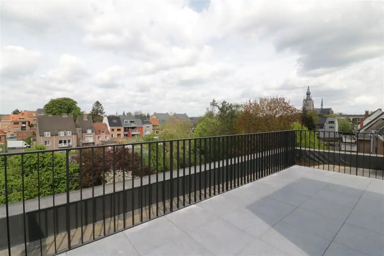 Uniek penthouse in centrum Aarschot met 1 slpk. parking en terras foto {{pictureIndex}}