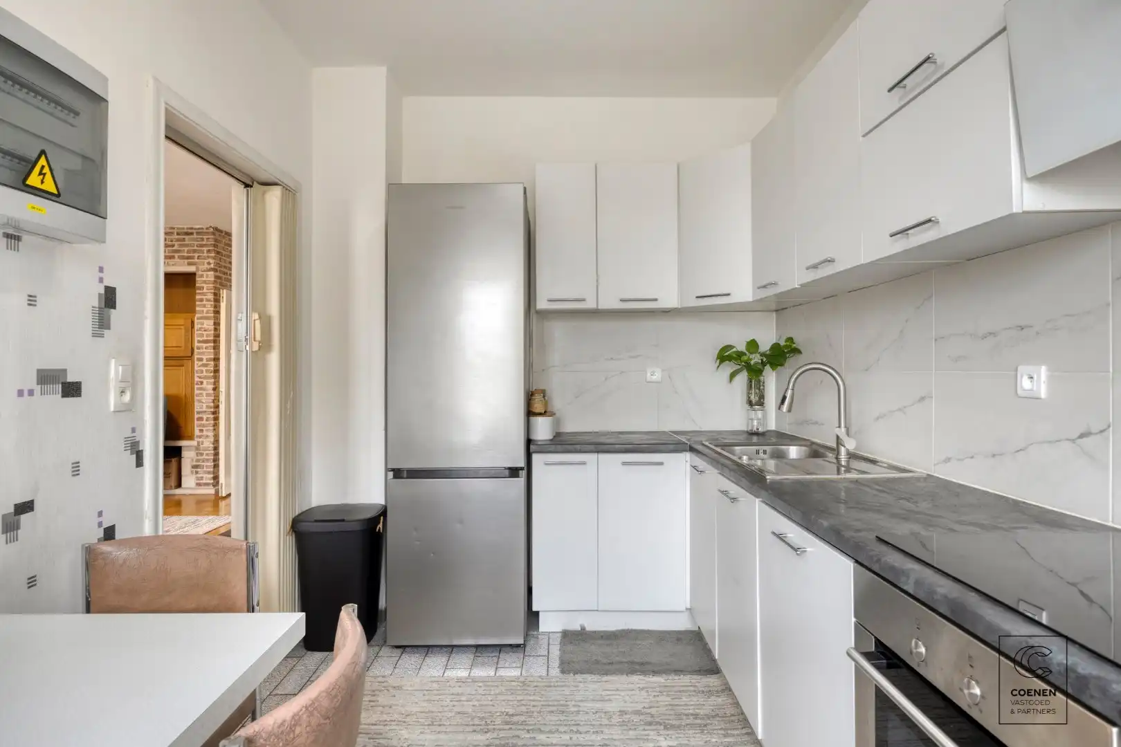 Ruim appartement van 104 m² met drie slaapkamers op centrale ligging te Merksem! foto 6