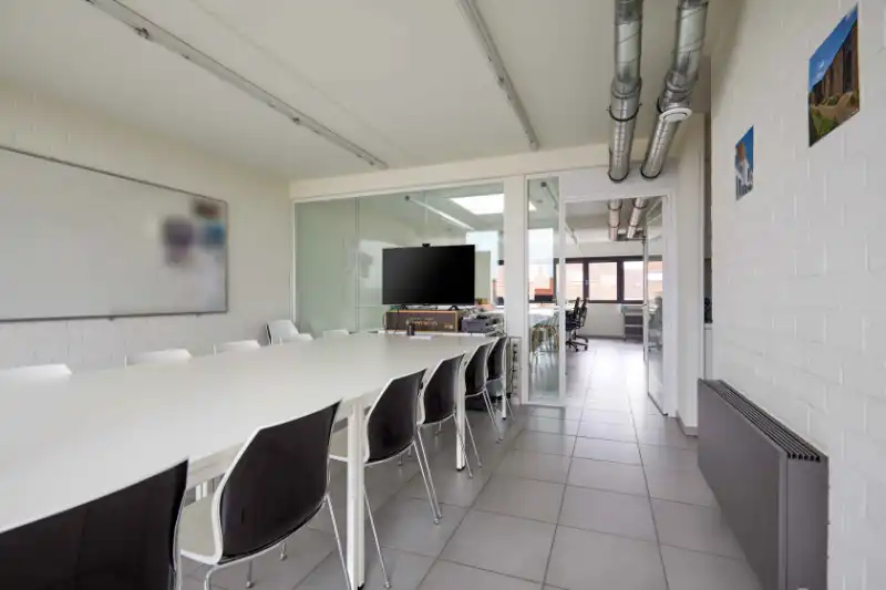 Roeselare-centrum. Trendy kantoorruimte met diensten te huur vanaf 1 persoon op een uistekende locatie. Voor starters of tijdelijke verhuis. foto 5