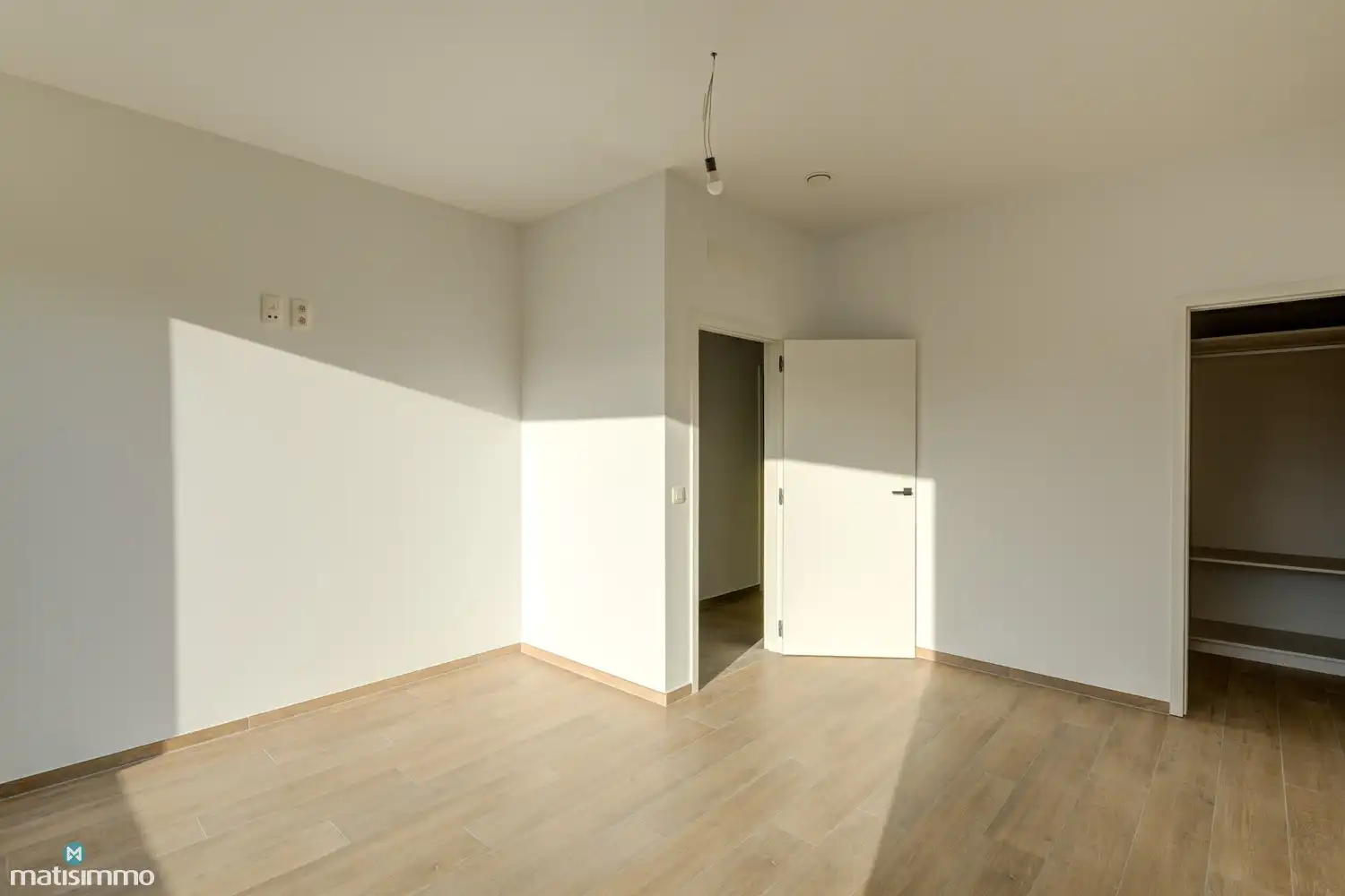 VOLLEDIG AFGEWERKTE EN GESCHILDERDE NIEUWBOUWWONING (EPB E10) MET 3 SLAAPKAMERS, OVERDEKT TERRAS, 2 GARAGES, KELDER EN AANGELEGDE TUIN IN WERM foto 16