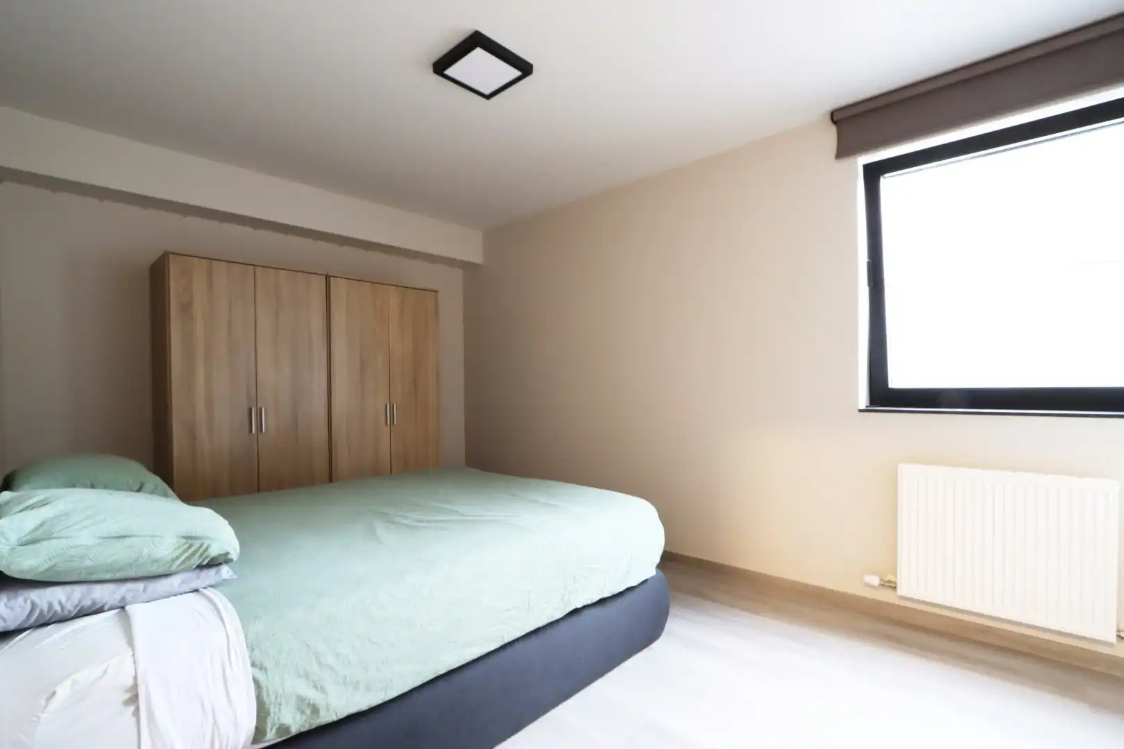 Gelijkvloers appartement met tuintje, terras, autostandplaats en kelderberging in hartje Maaseik  foto 10