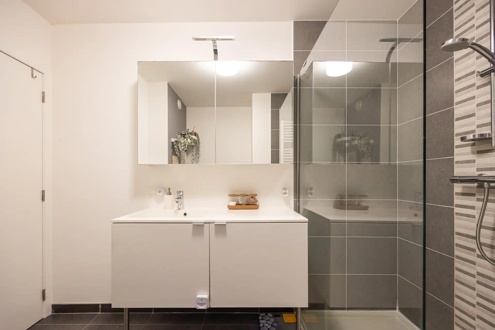 Modern appartement met zonnig terras en autostaanplaats! foto 13