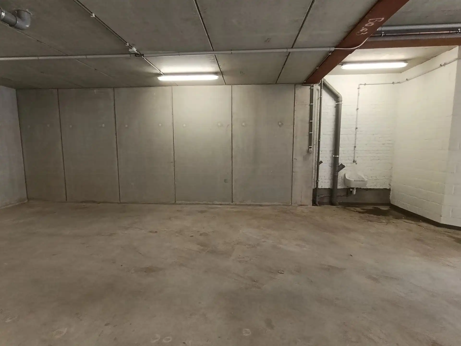 Ruime garage of stockageruimte foto 4