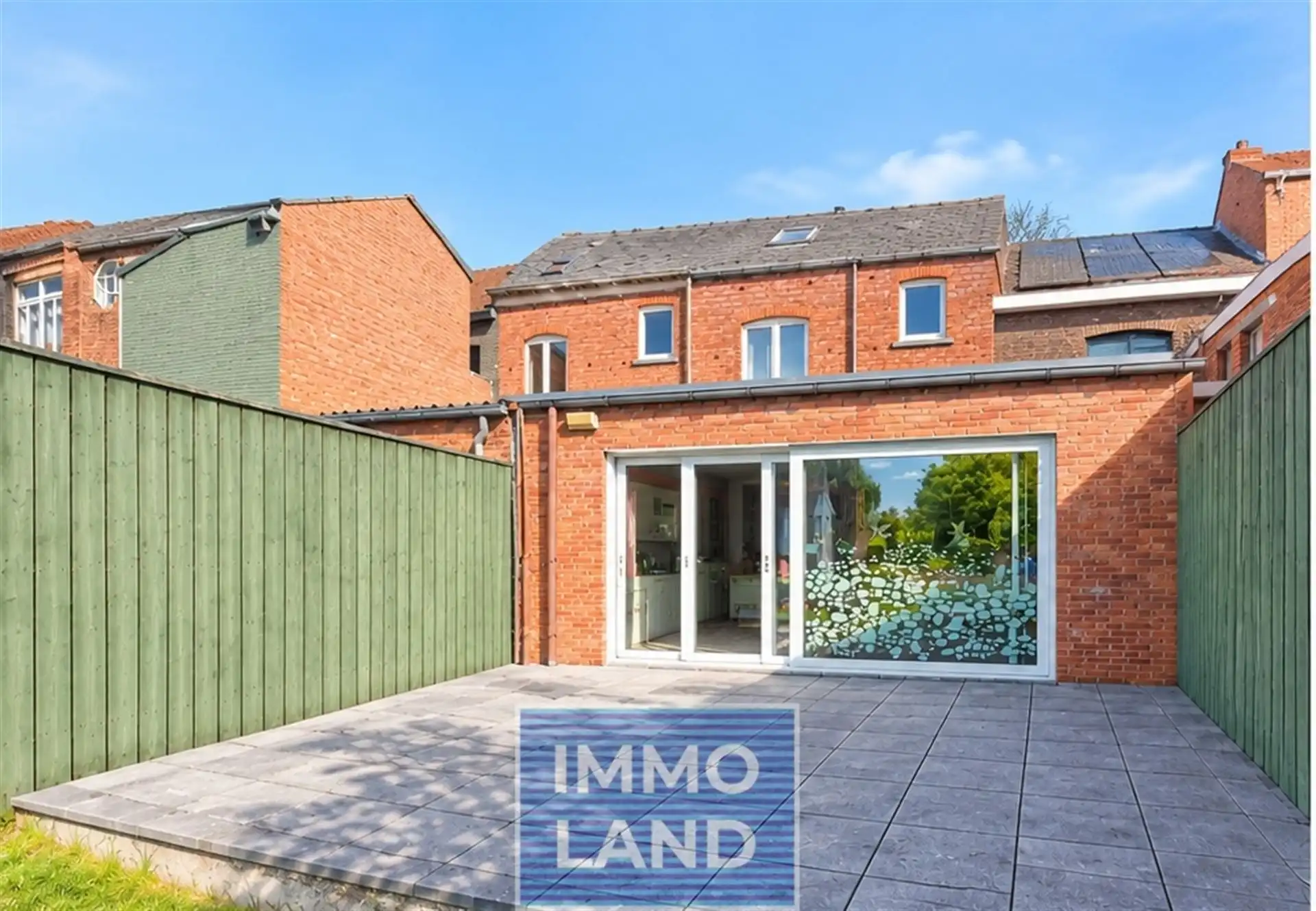 Charmante rijwoning met diepe zuid gerichte tuin in Hasselt. foto 6