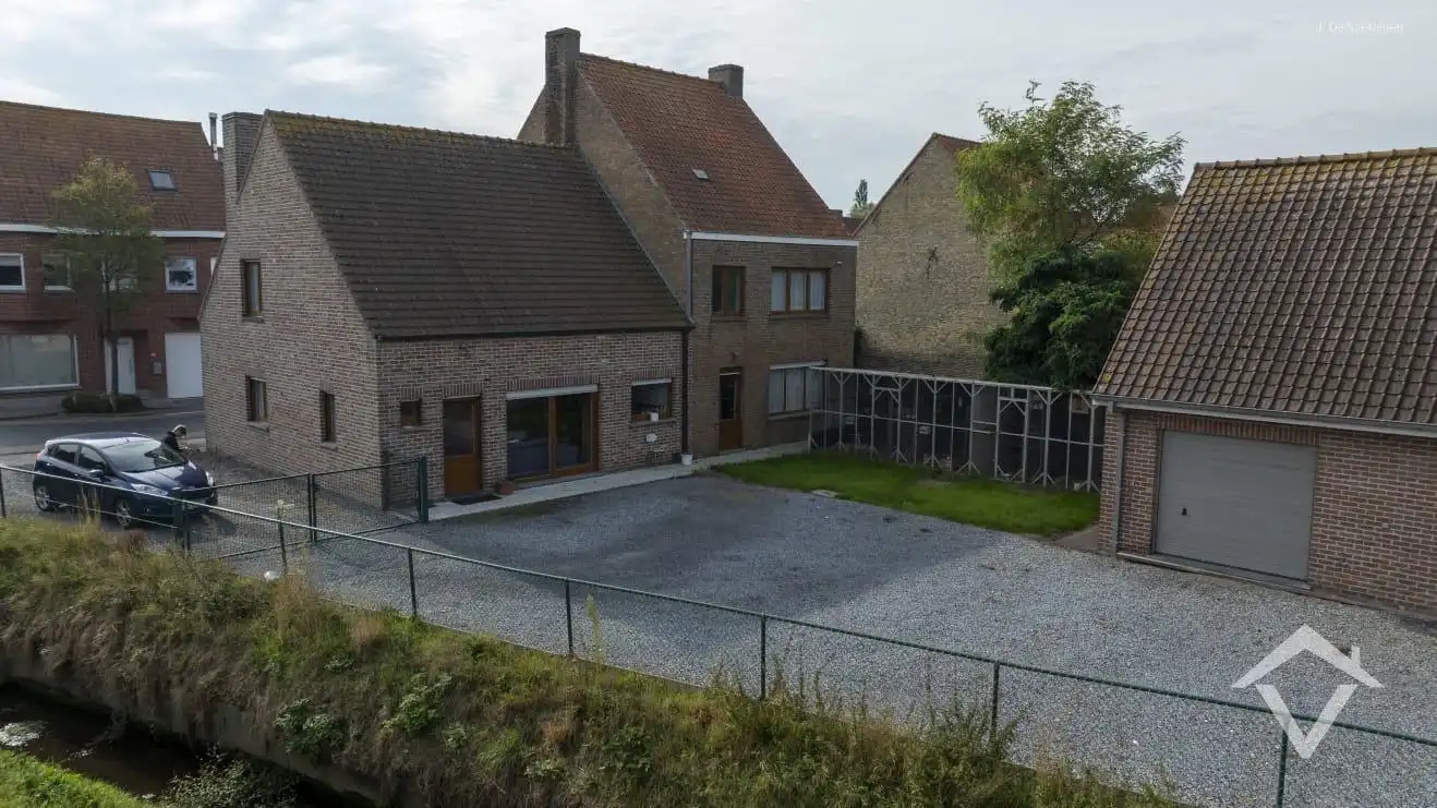 Alleenstaande woning met naastliggend stuk bouwgrond en weide te Eernegem foto 24