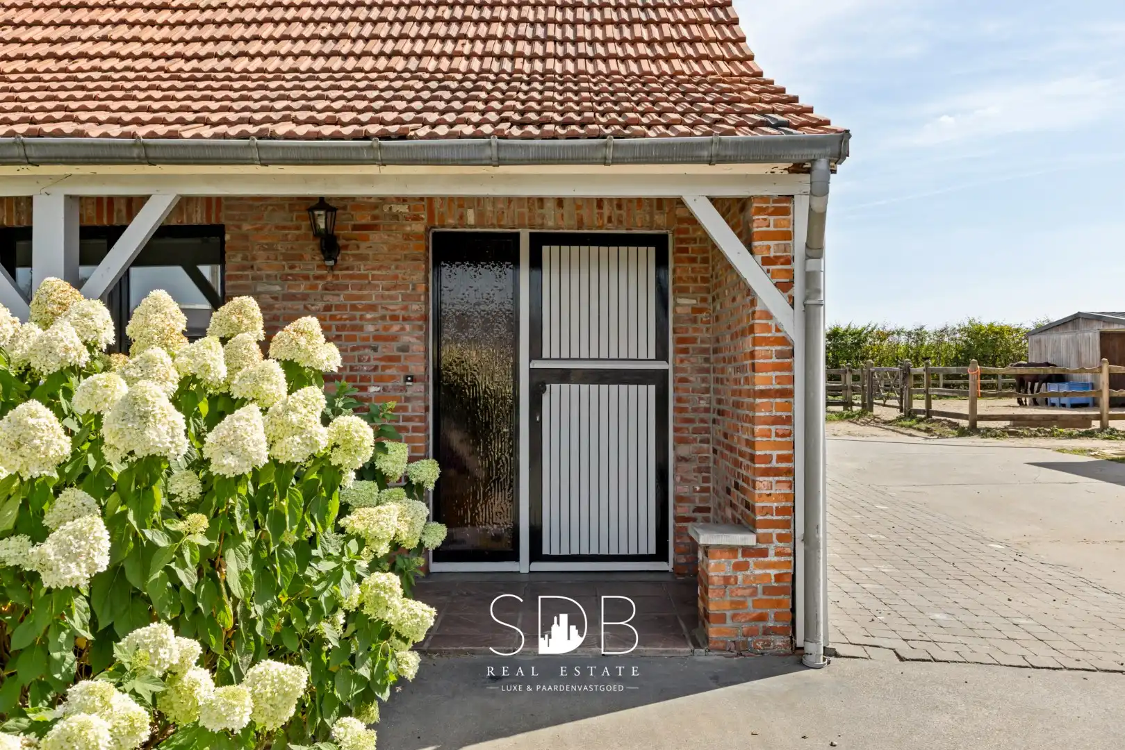 Prachtige landelijke woning met hippische accommodatie op 2,5hectare foto 6