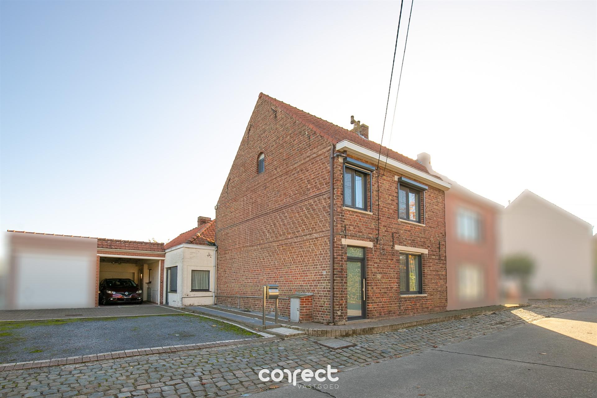 Hoofdfoto van de publicatie: Halfopen bebouwing met ruime oprit, garage, carport en 3 volwaardige slaapkamers.