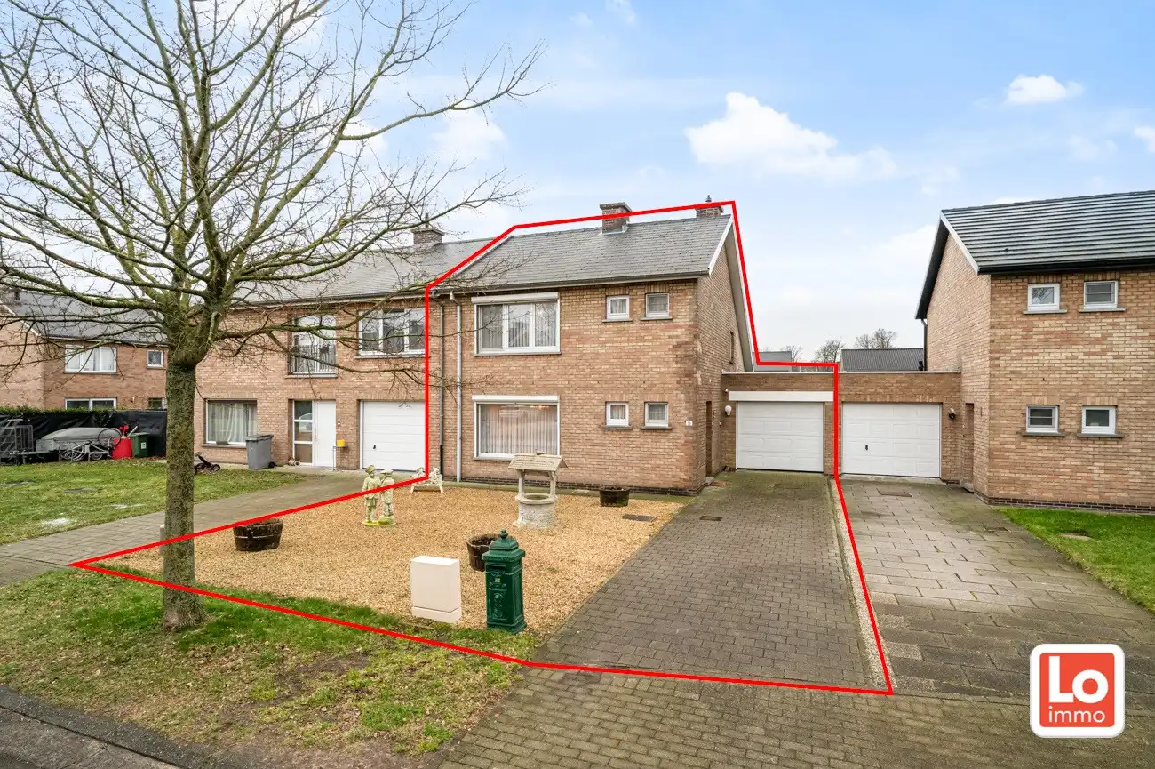 VERKOCHT! Heel rustig gelegen op te frissen halfopen woning op wandelafstand van het vernieuwde centrum van Zeveneken! foto {{pictureIndex}}