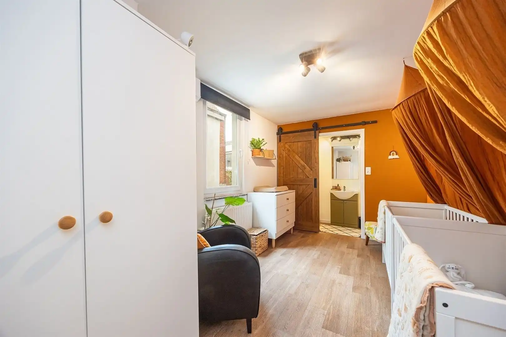 Stadswoning met privatieve tuin & garage foto 14