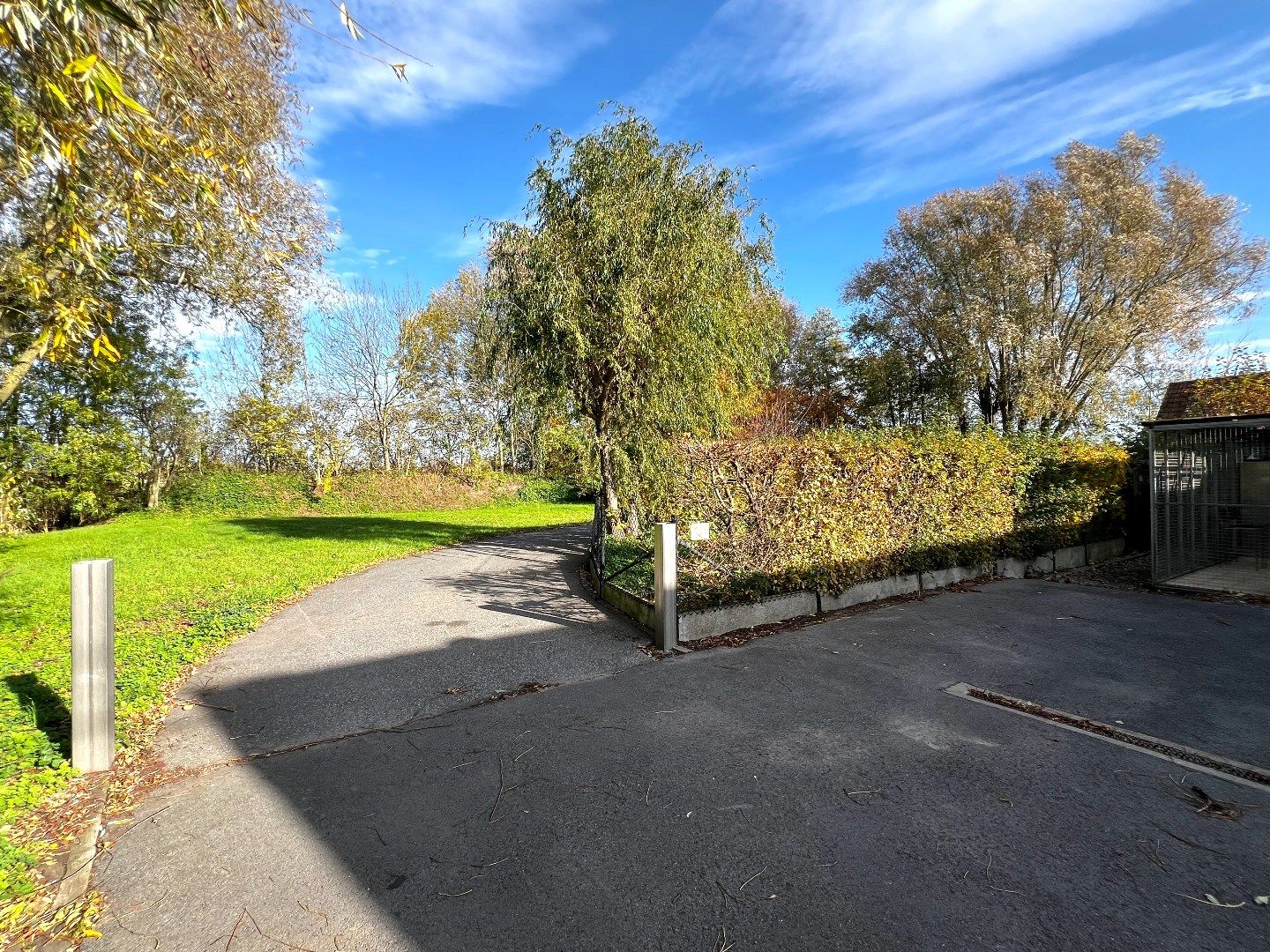 Veelzijdige eigendom met tal van mogelijkheden te koop te Zwevegem! foto 2