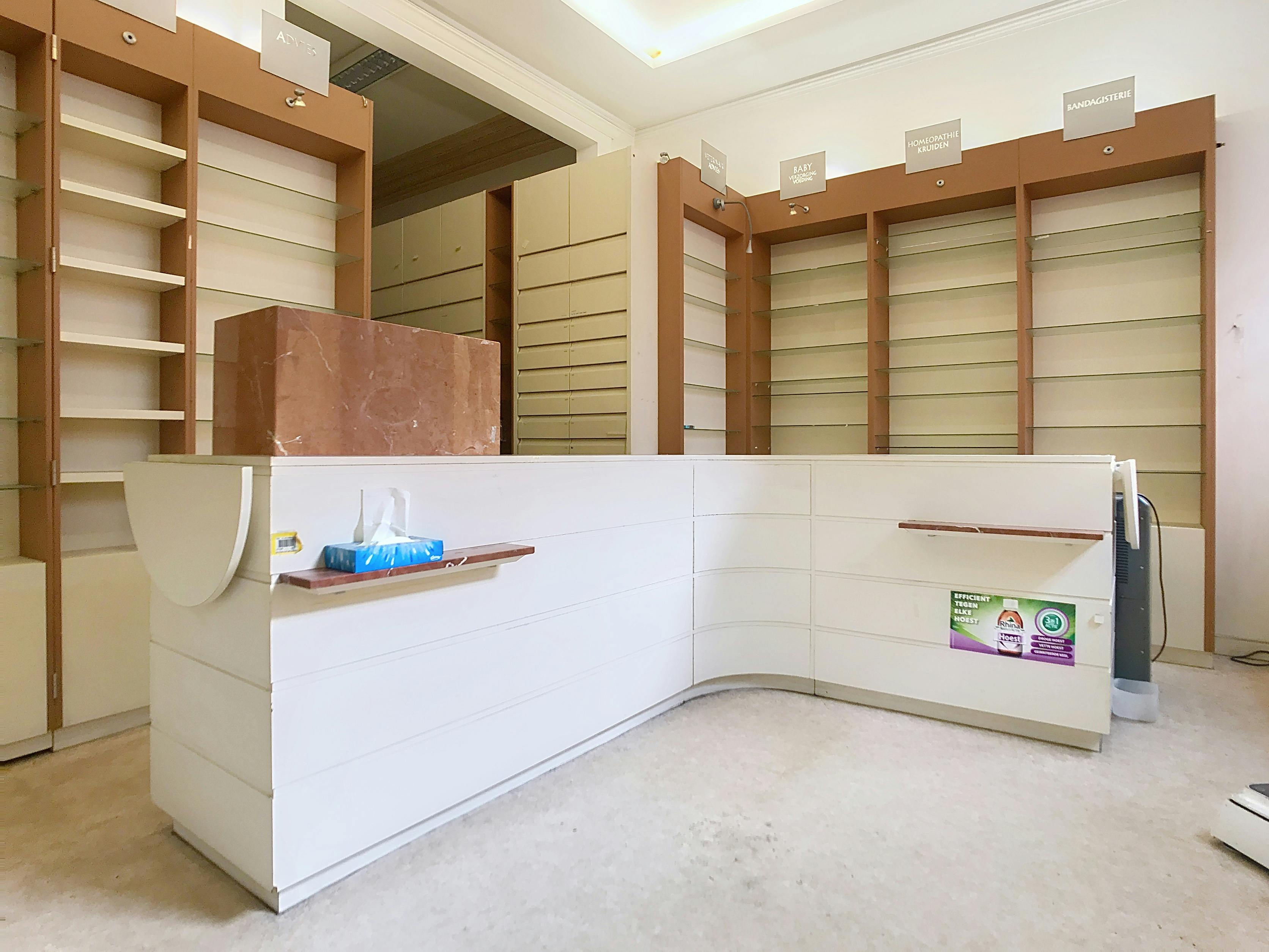 Handelspand met woning te koop in Borgerhout foto {{pictureIndex}}