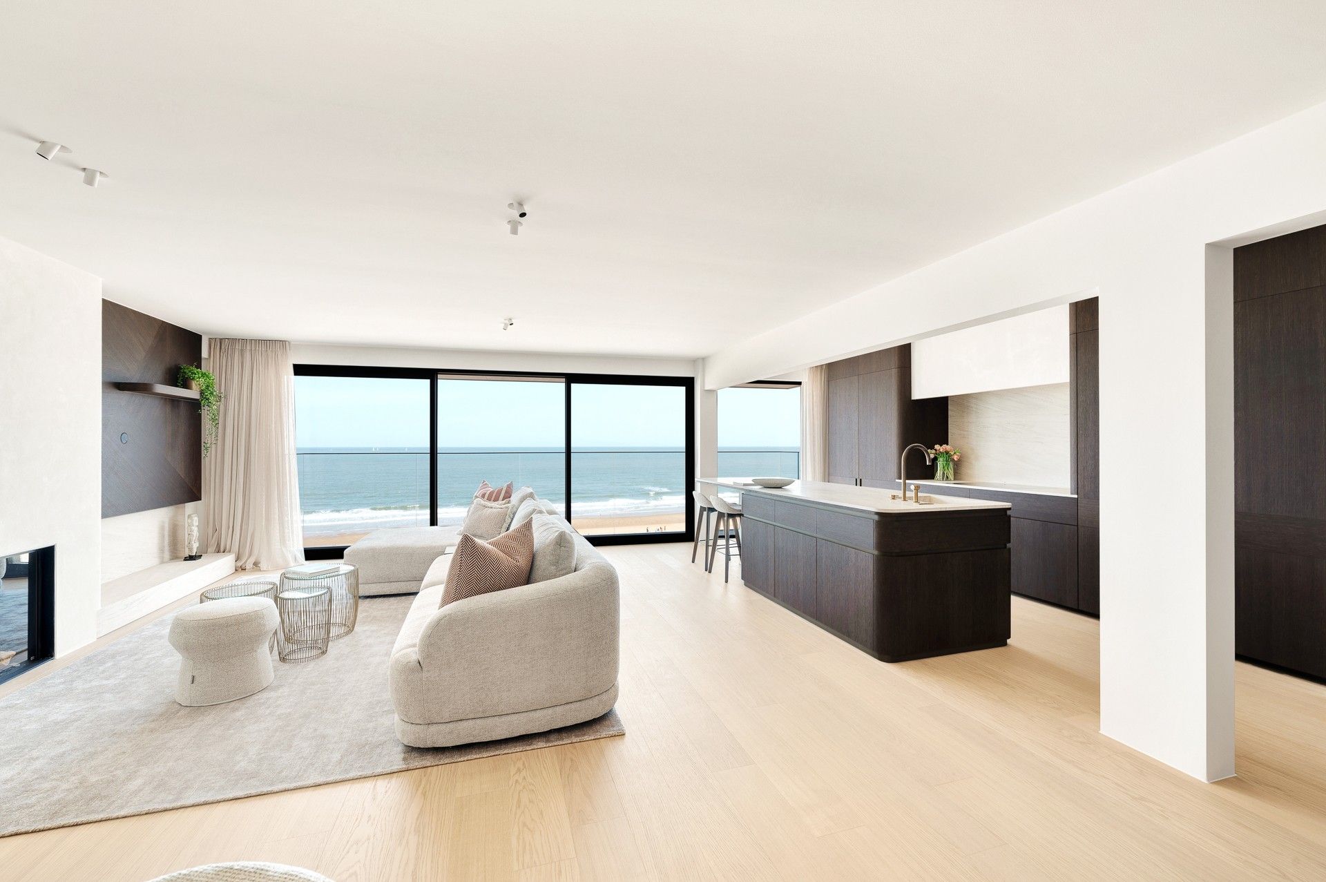 Exclusief en luxueus gerenoveerd appartement met frontaal zeezicht op topligging in Het Zoute foto 22