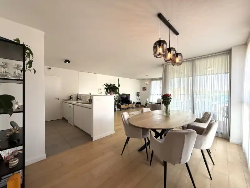 Lichtrijk hoekappartement met terras nabij Watersportbaan foto 6