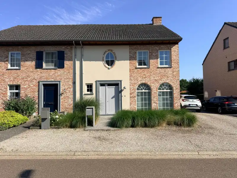 Prachtig afgewerkte 3 slpk-woning in een rustige woonwijk foto {{pictureIndex}}