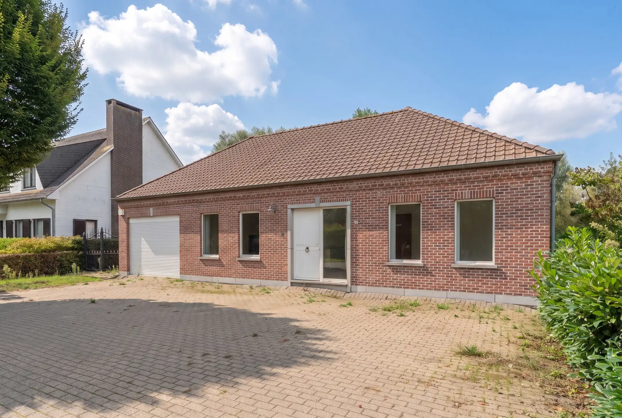Ruime laagbouw met 3-4 slpk én praktijk en grote garage foto 4