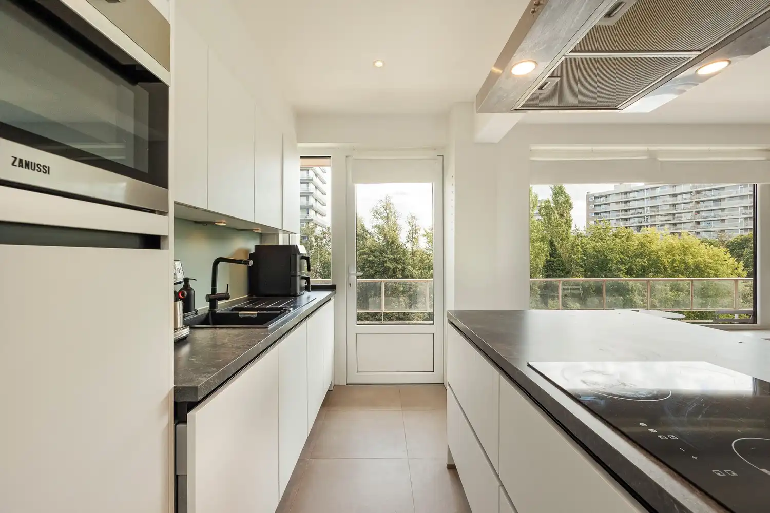 Lichtrijk 2-slaapkamerappartement met ruim terras op toplocatie in Berchem! foto 9