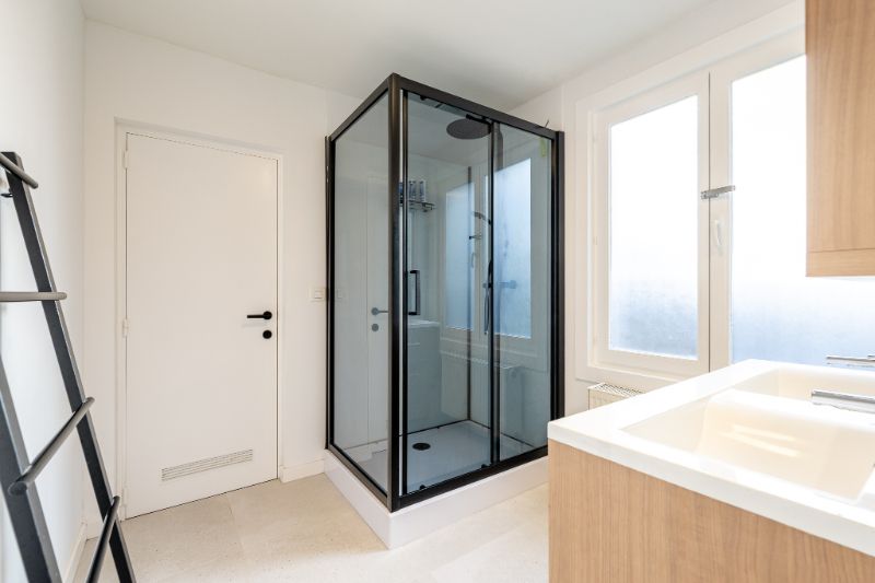 Recent gerenoveerde woning met ruime garage foto 16