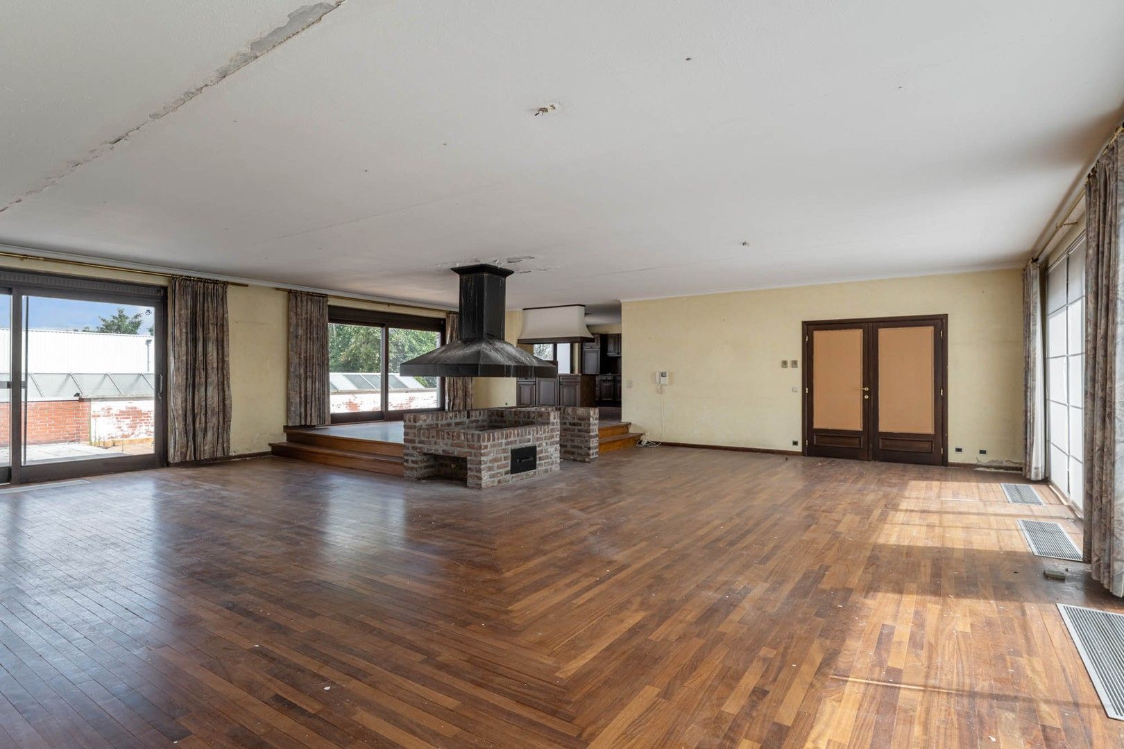 Bedrijfsgebouw (showroom/magazijn) met appartement gelegen op een perceel van 33a 50ca! foto 19