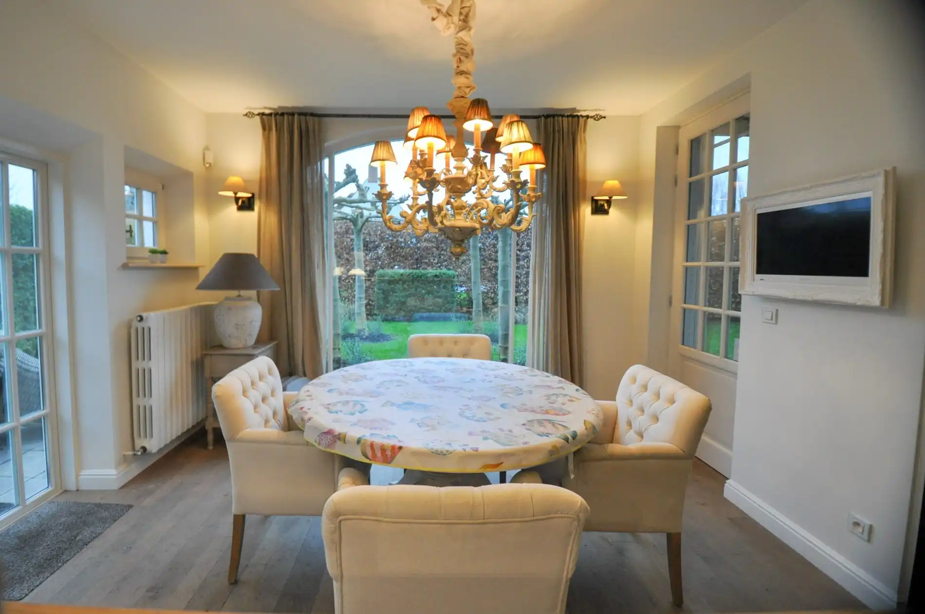 Charmante villa gelegen in een rustige residentiele wijk. foto 14