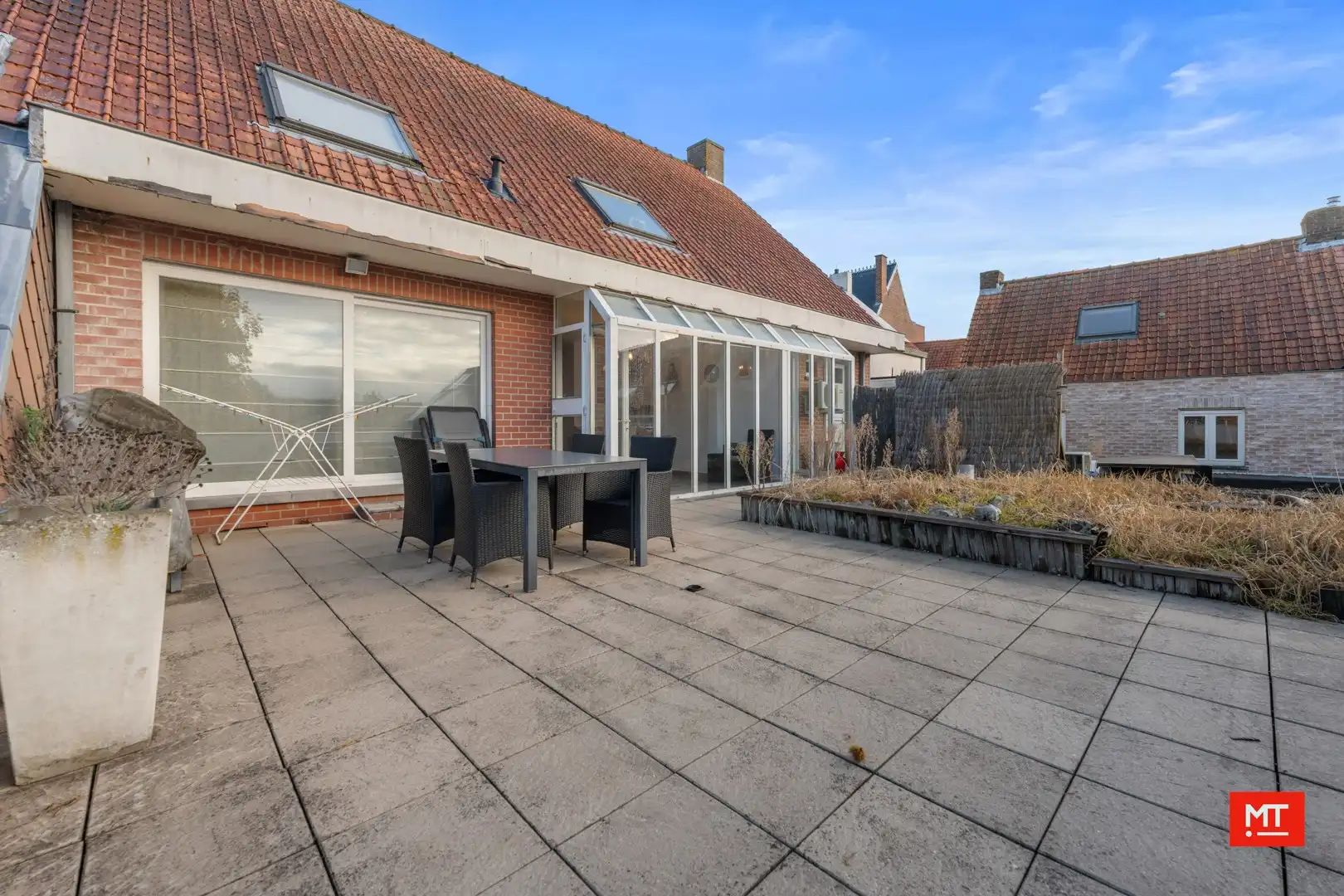 Bijzonder ruim gebouw met tal van mogelijkheden en uitweg, te koop in de dorpskern van Dadizele foto 14