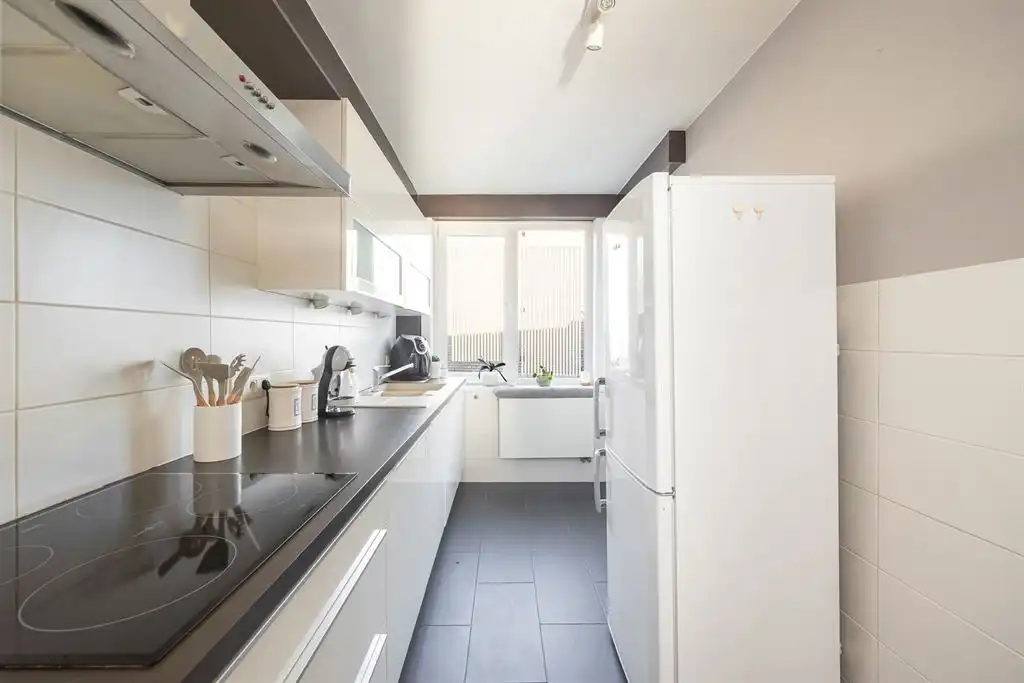 Instapklaar appartement met terras nabij Rivierenhof foto 7