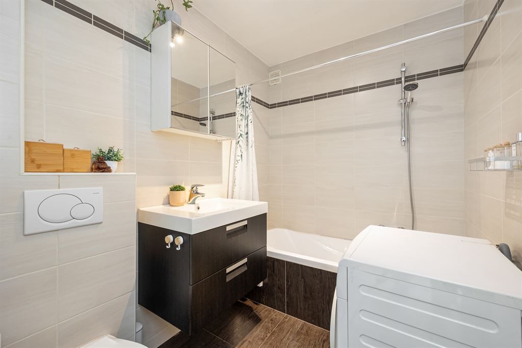 Instapklaar appartement met terras nabij Rivierenhof foto 7