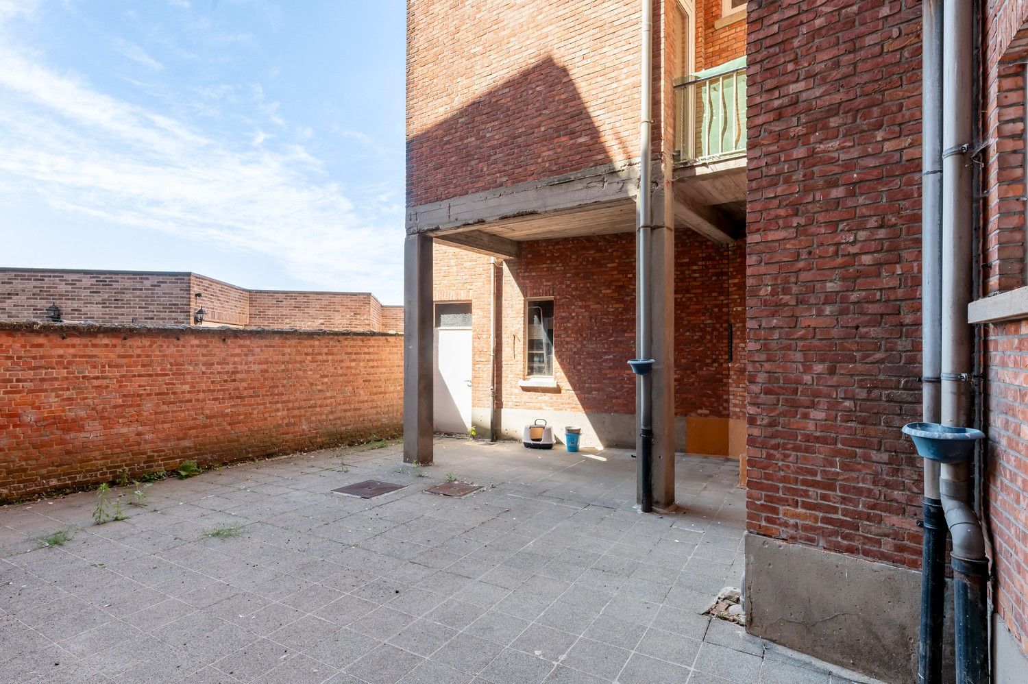 Gerenoveerd gelijkvloersappartement met twee slaapkamers. foto 17