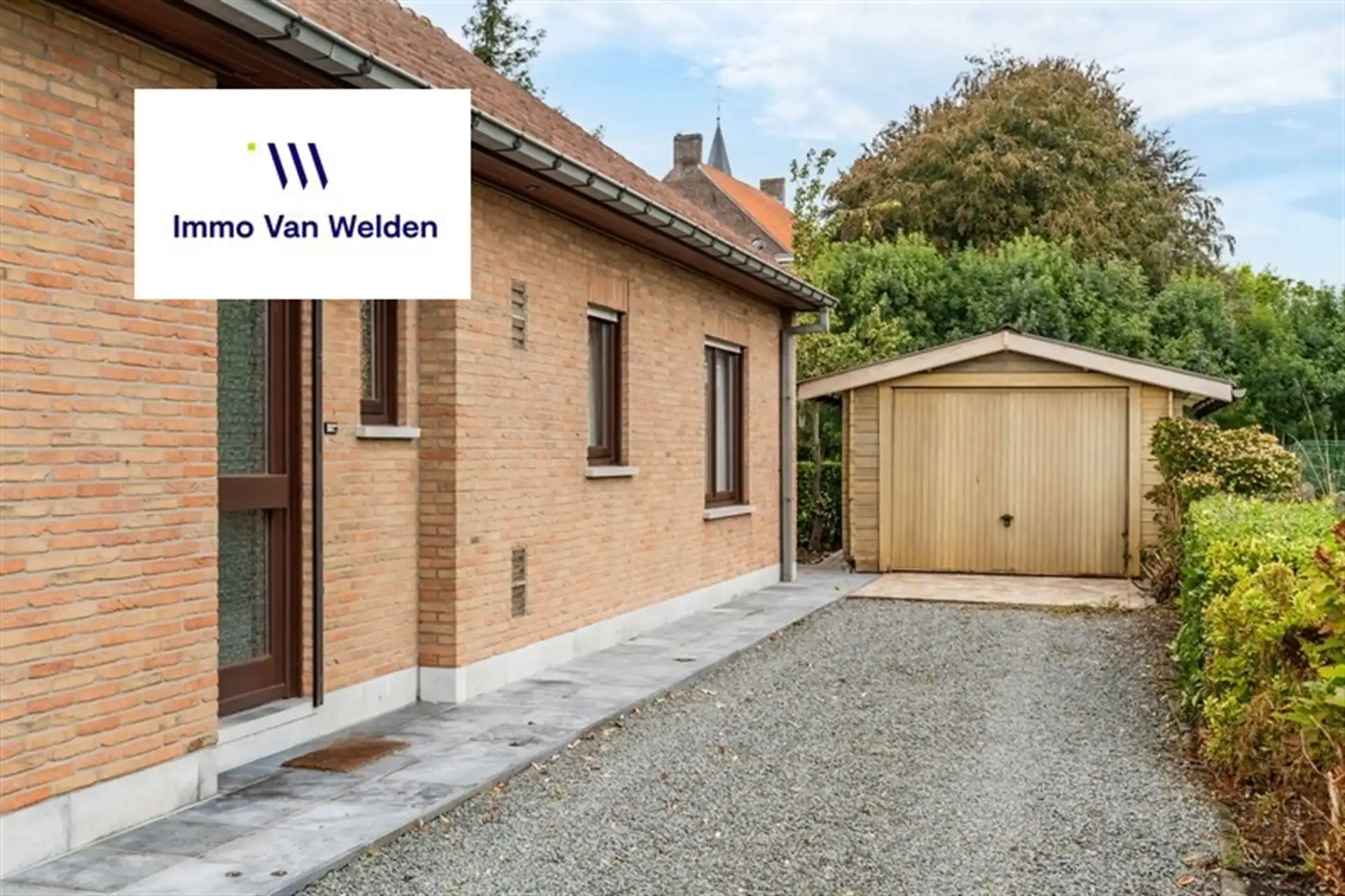 Vrijstaande woning met garage, veranda  en tuin foto 4