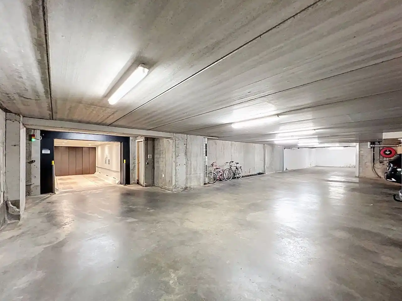 Buitengewoon ruime twee dubbele garagebox geschikt voor vier wagens foto 7