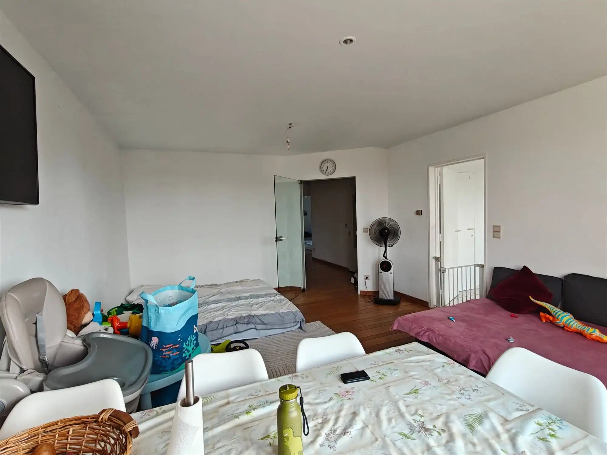 2 slaapkamers appartement met terras foto 9