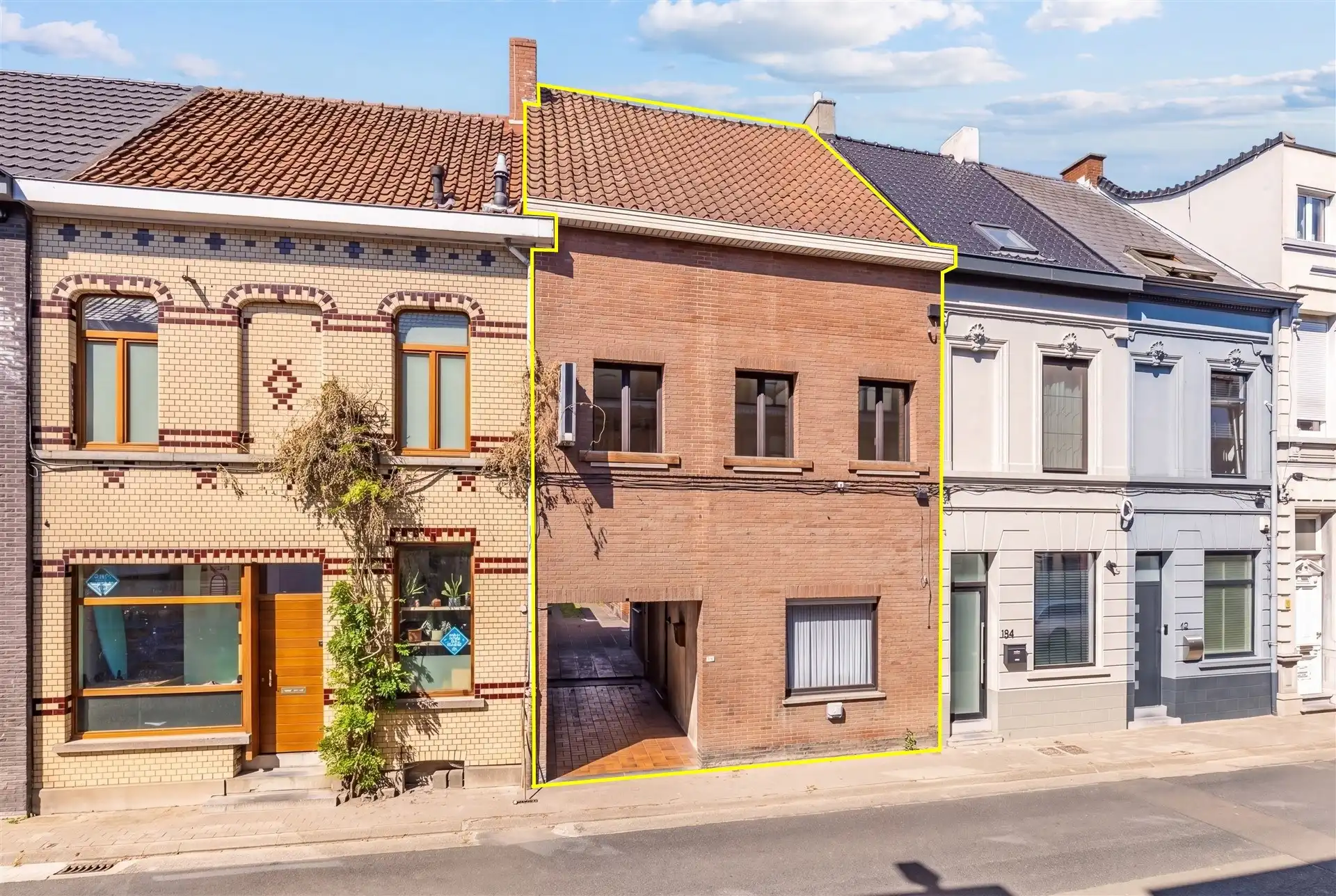 Hoofdfoto van de publicatie: 3-slaapkamerwoning met loods in het centrum van Wetteren