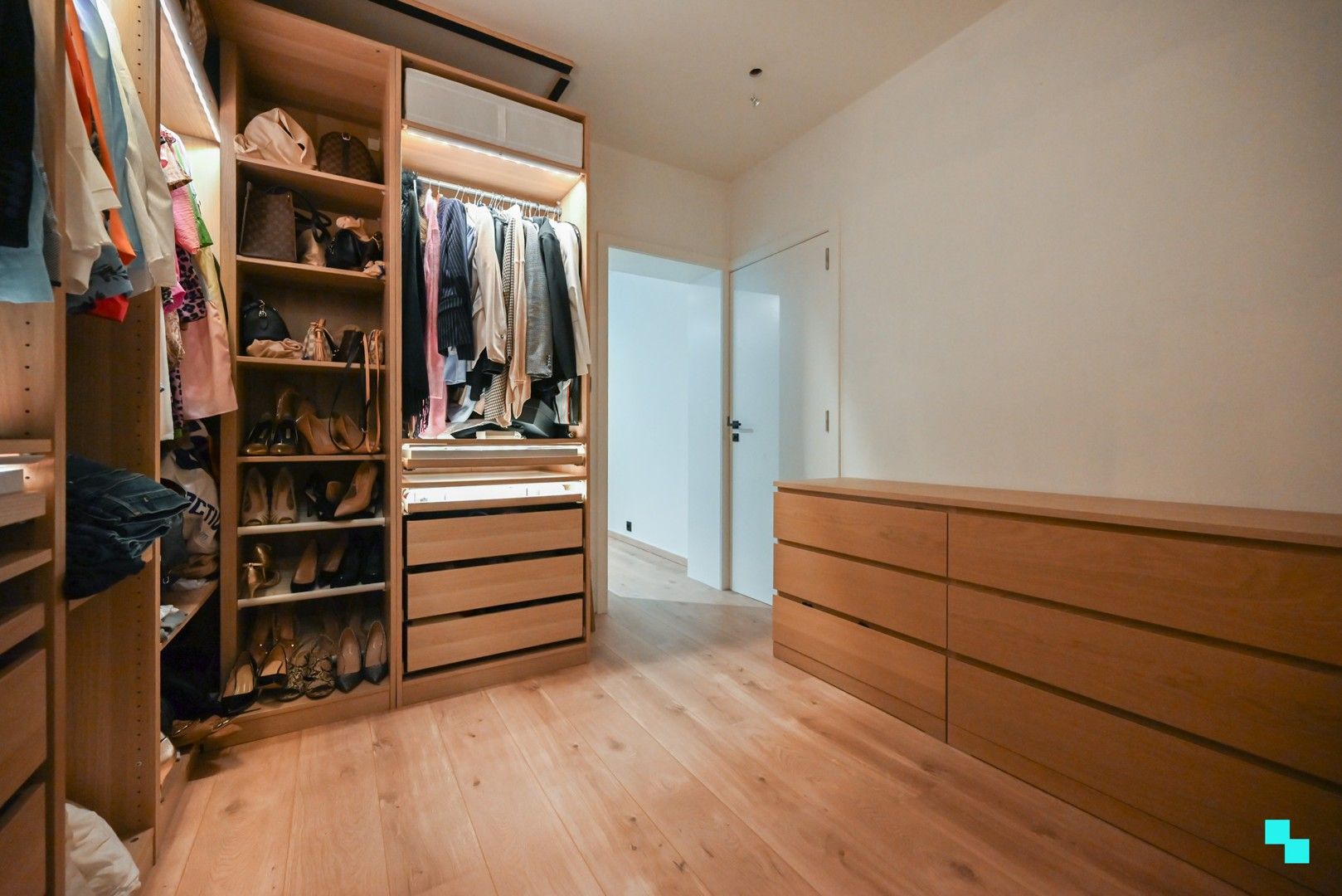 Ruim magazijn met kantoorruimtes en woonst te Lendelede foto 28