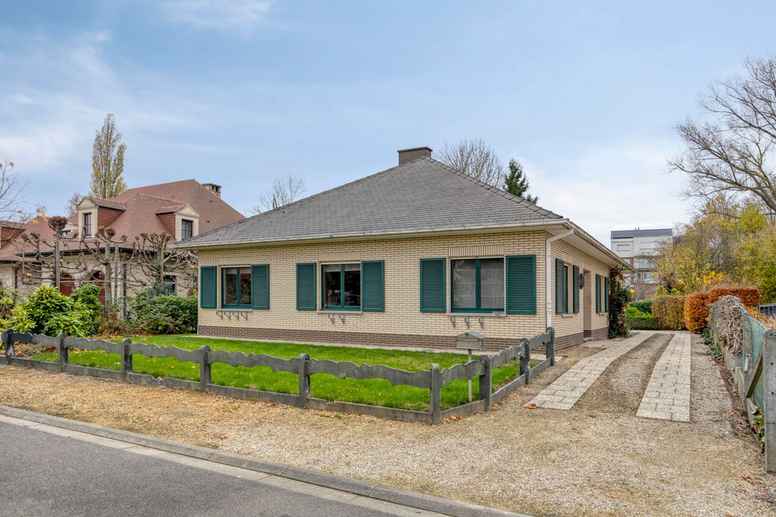 Hoofdfoto van de publicatie: Bungalow van 176 m² met garage en tuin