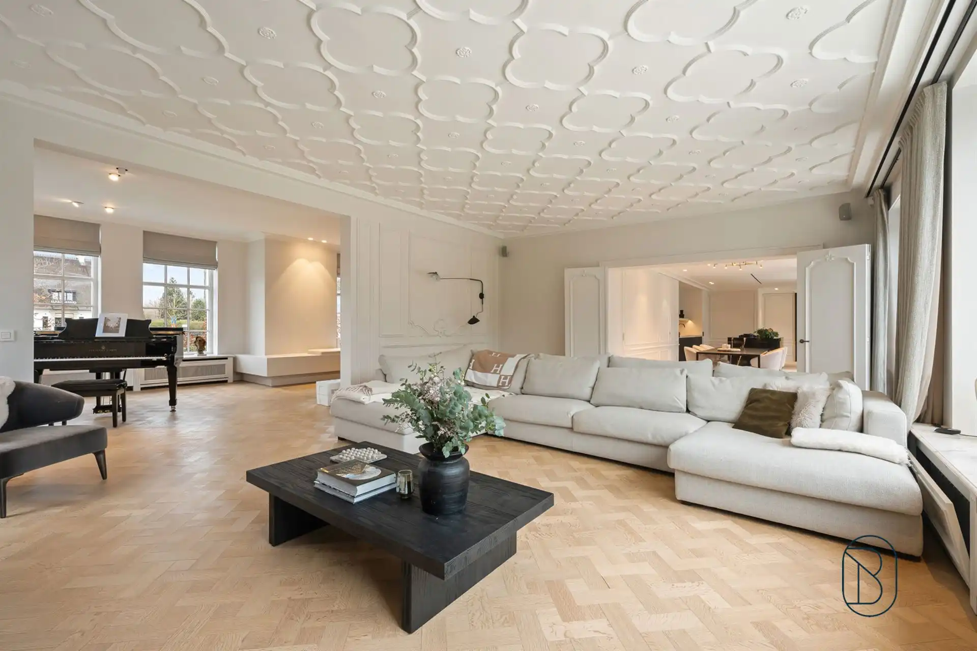 Prachtig afgewerkte franse villa met bijgebouw en zwembad foto 20