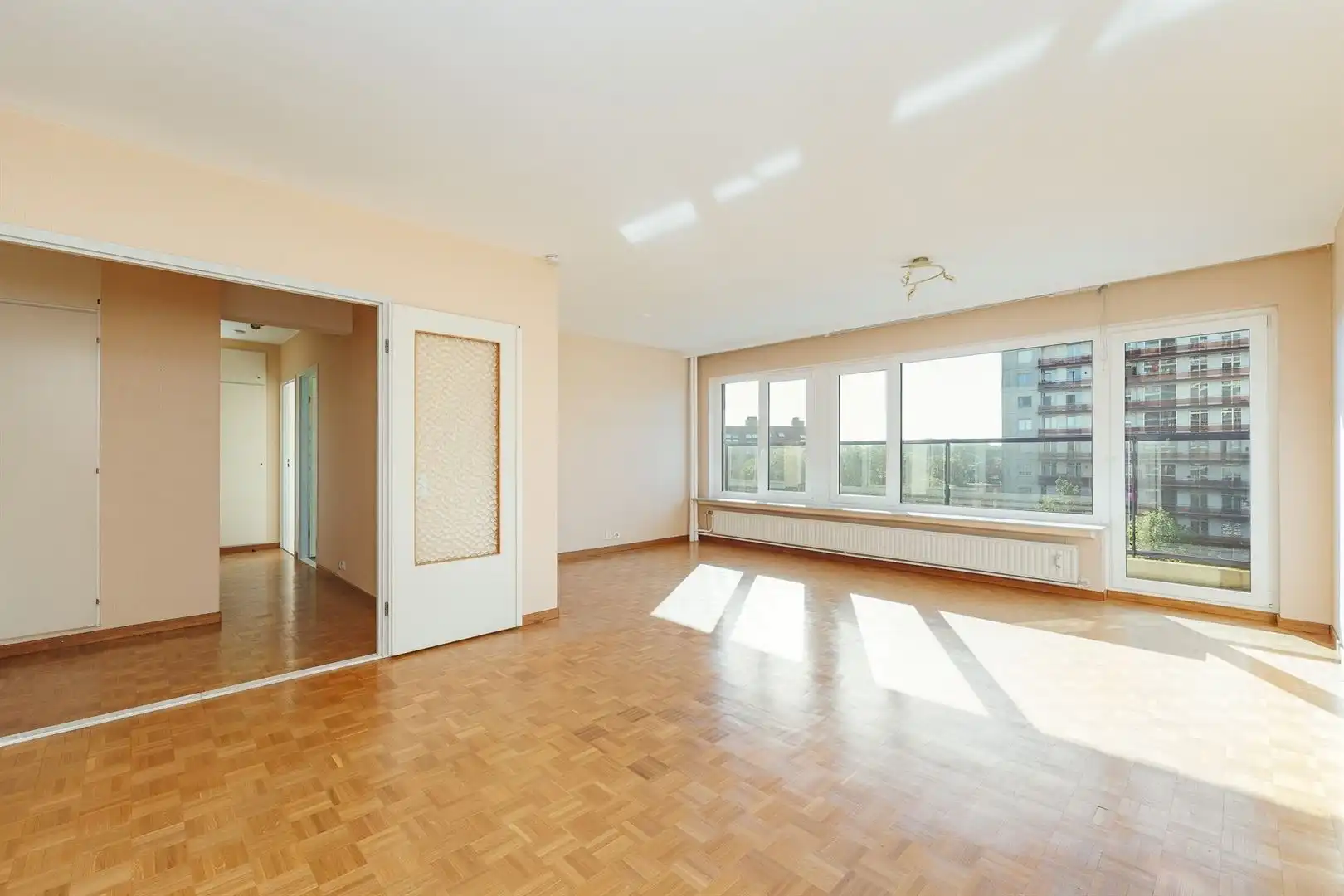 Lichtrijk appartement met panoramisch uitzicht, groot terras en parking foto {{pictureIndex}}